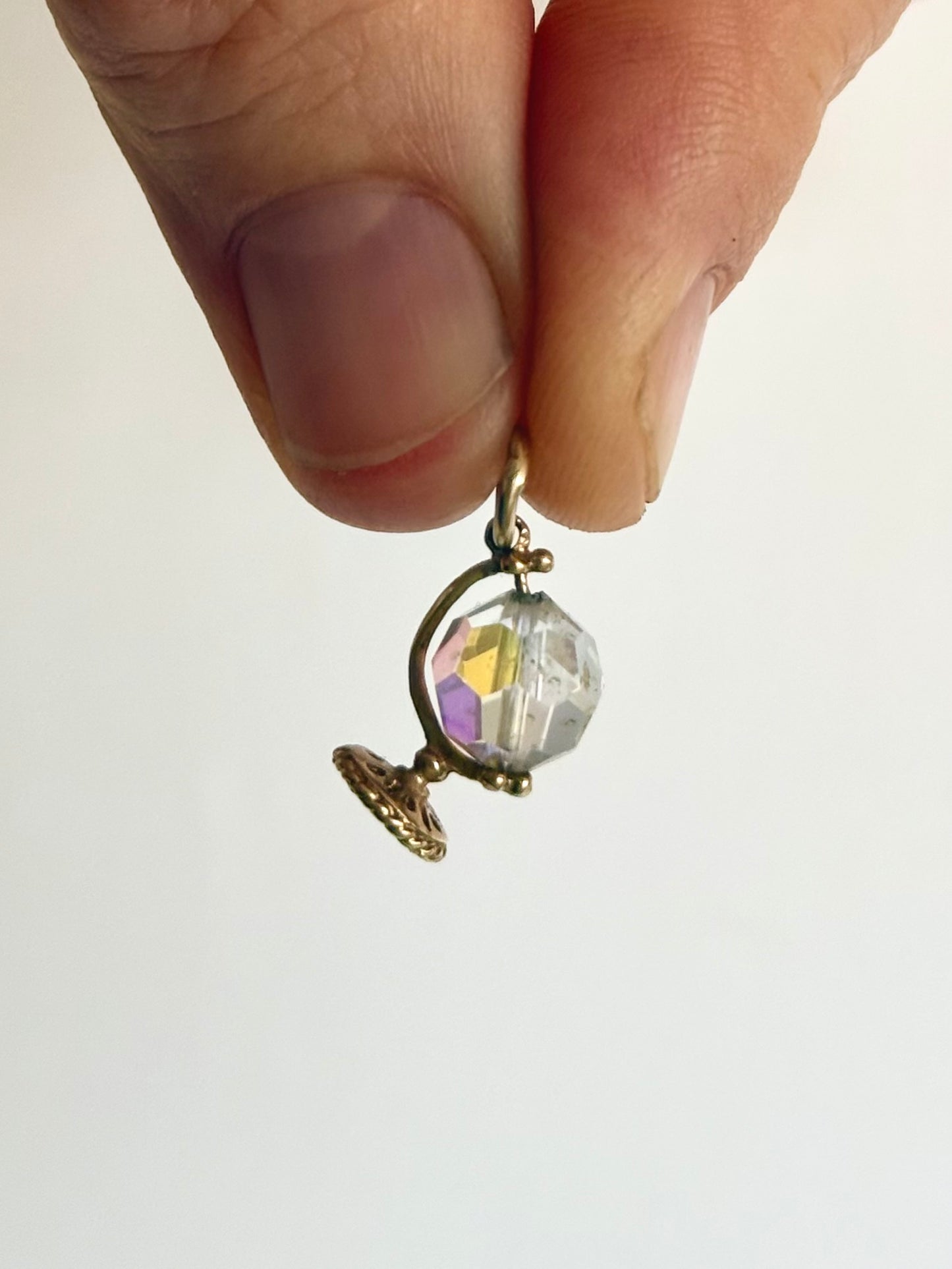 .1970s .375 .9ct retro gorgeous Auroria Crystal bead World globe yellow gold charm pendant