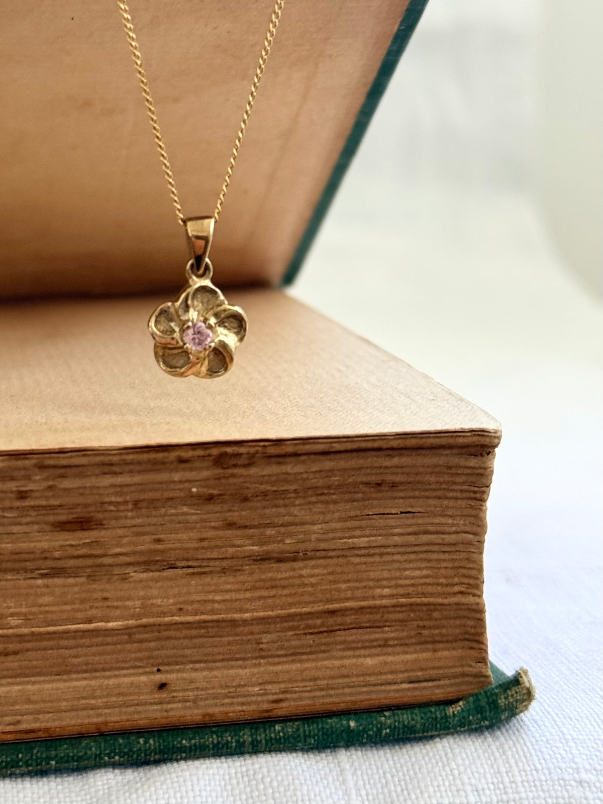 .1970s .375 .9ct gold blossom flower luxury pink stone floral gold pendant on modernist yellow gold chain necklace