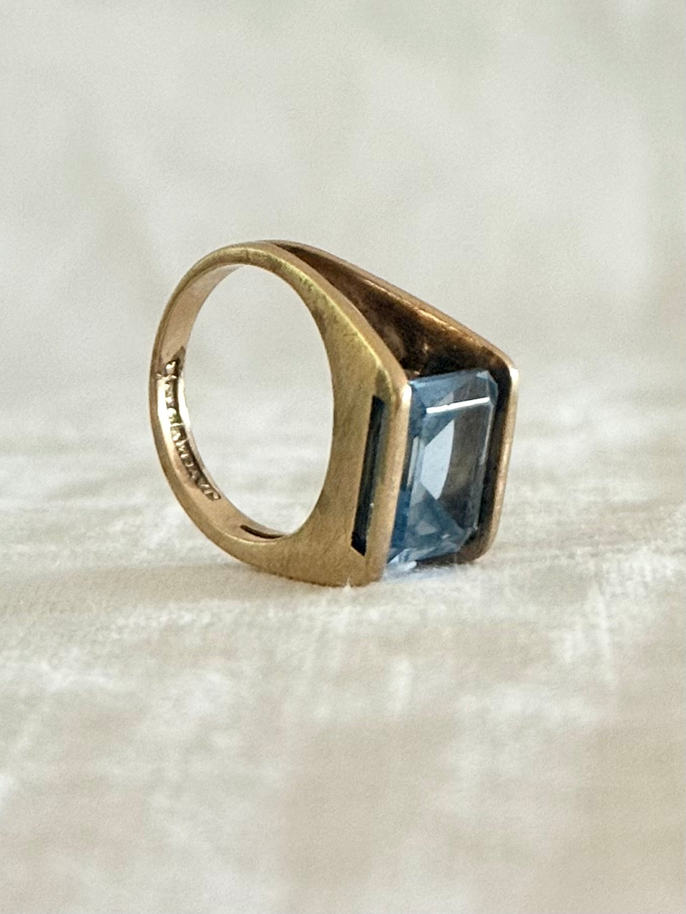 .1960s .1970s .375 .9ct gold blue stone cocktail modernist dress ring