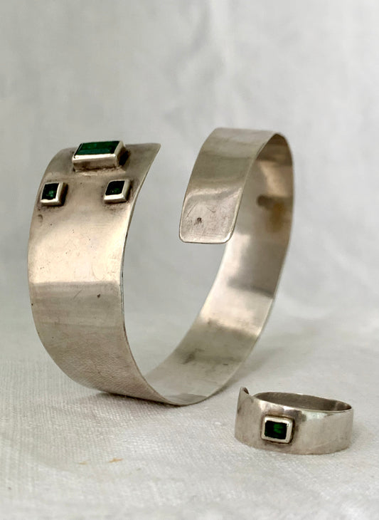 .925 1970s style Artisan made Emerald and silver hand made studio made sterling silver and Emerald green Emerald cut gemstone modernist cuff bangle and ring set