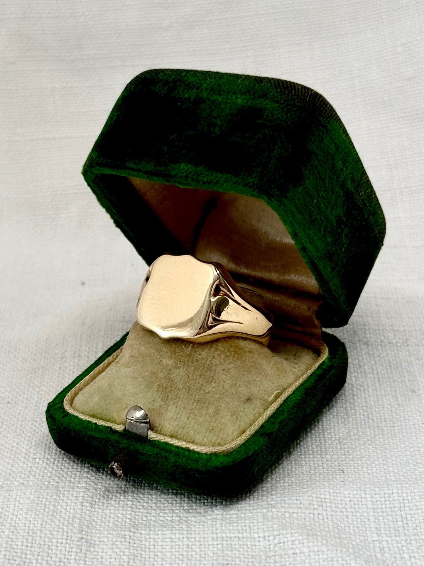 .1970 .375 .9ct solid yellow gold South African Signet Seal Crest Gold Shield ring