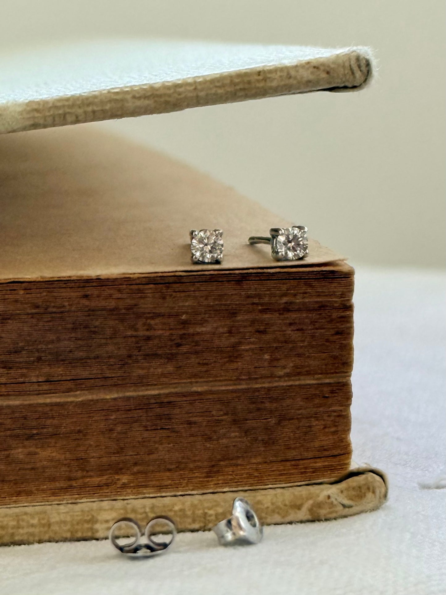 .0.2ct .375 .9ct white gold diamond solitaire classic luxury post stud earrings
