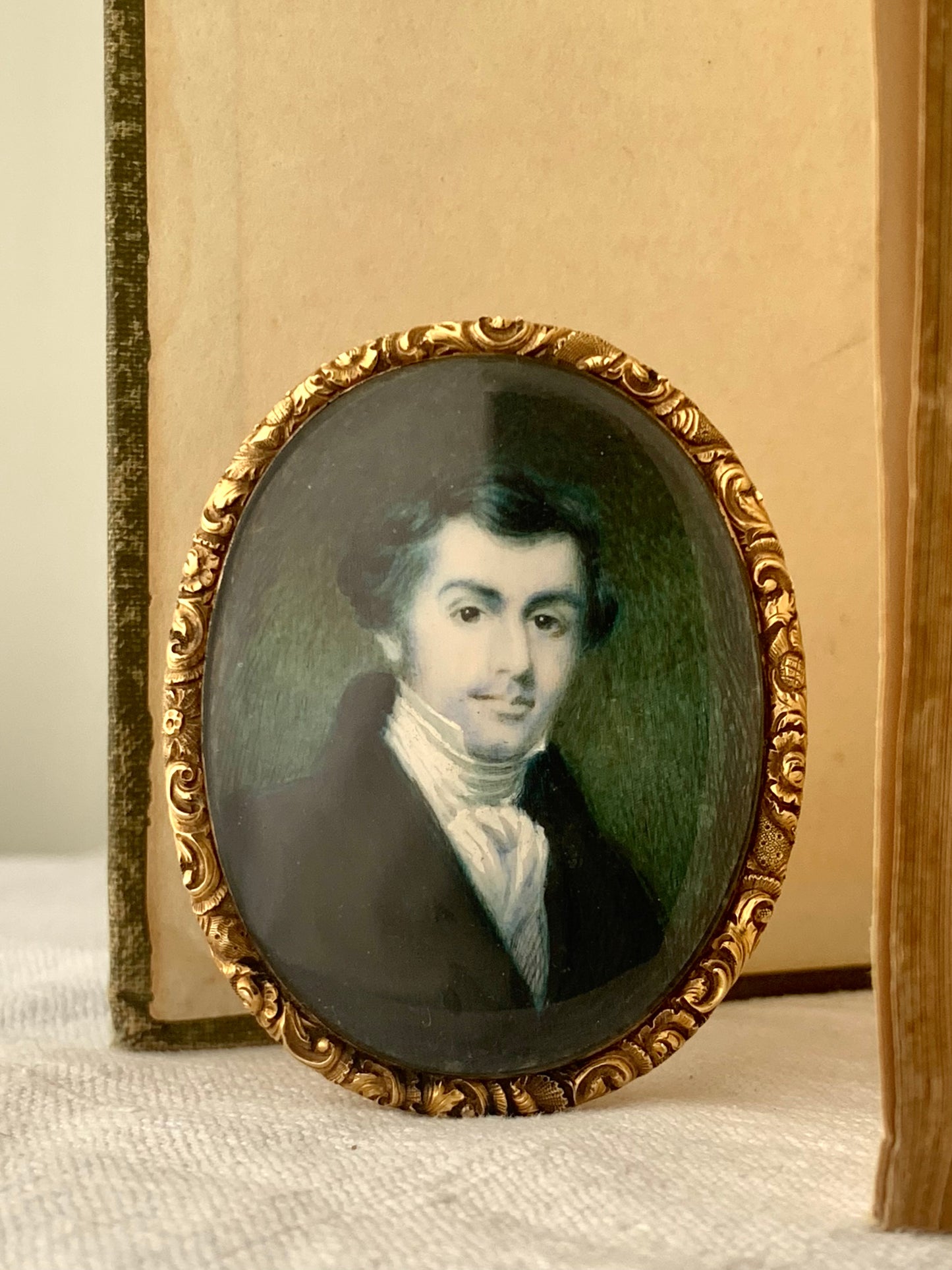 .1835 .18ct gold Georgian 17 June 1835 solid gold exceptional Georgian miniature English Gentleman hand painted Portrait Mourning wall art brooch and Pendant