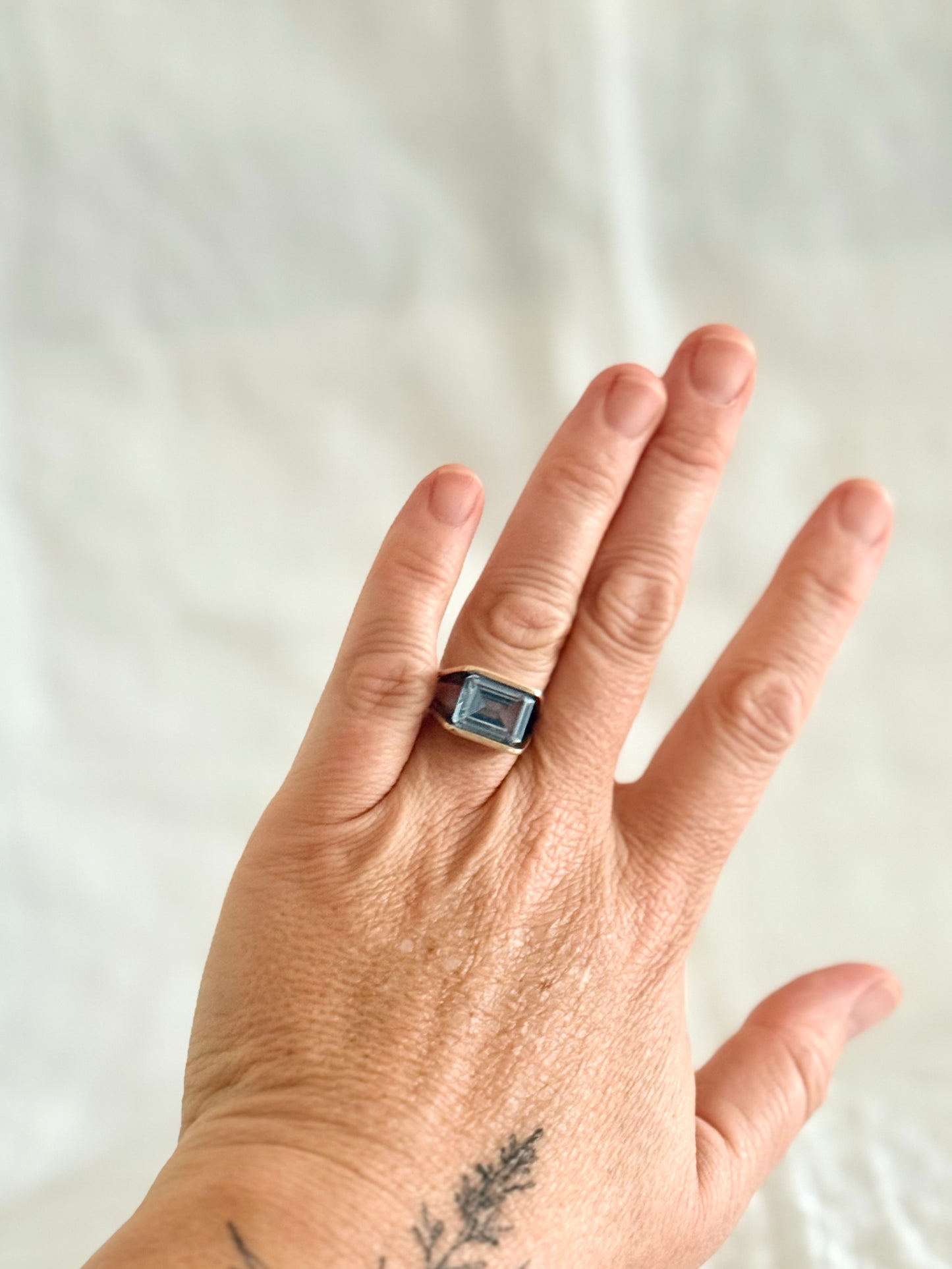 .1960s .1970s .375 .9ct gold blue stone cocktail modernist dress ring