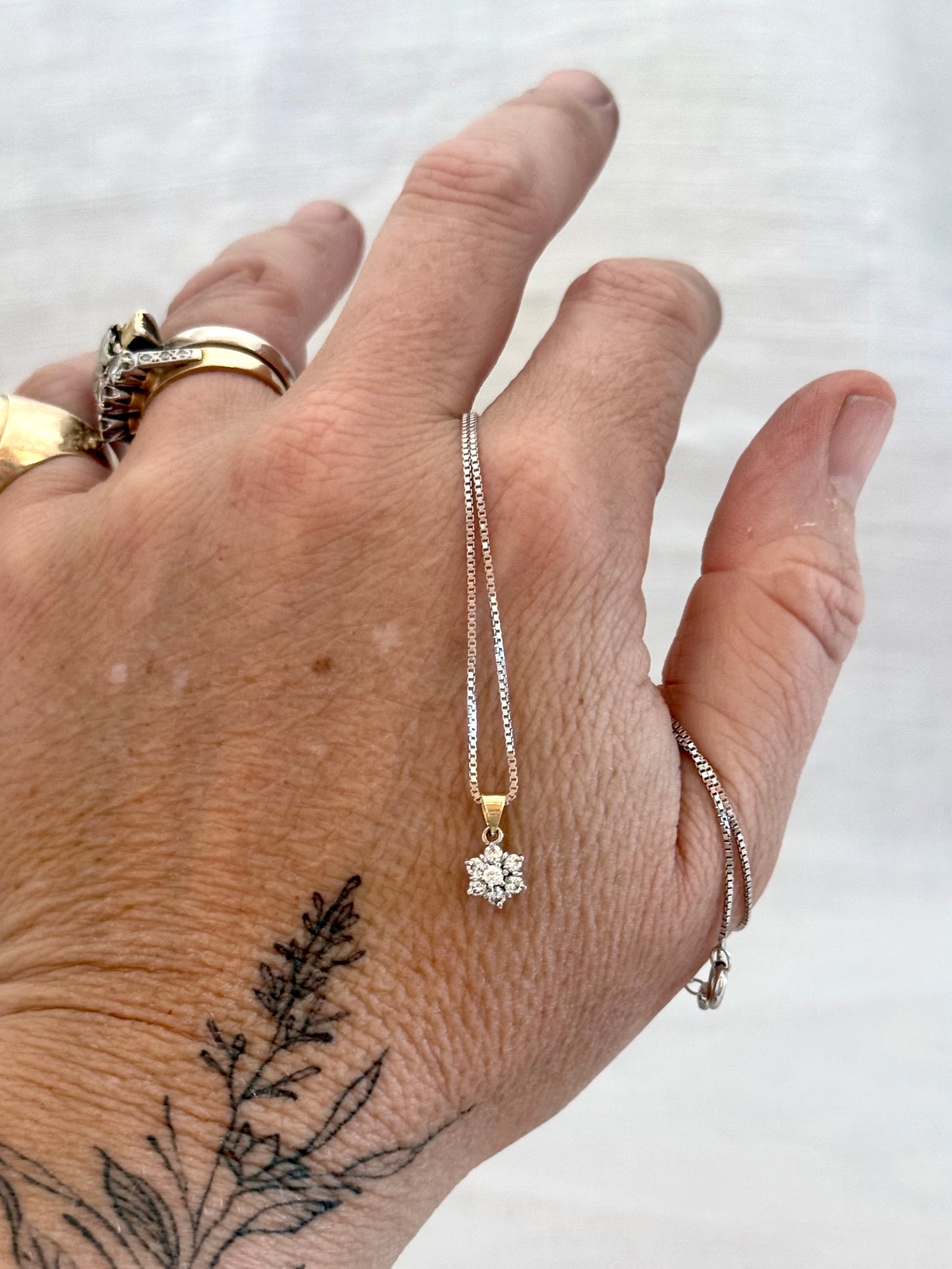 .1970s .375 gold 7 diamond star flower luxury gold pendant on modernist white gold box chain necklace