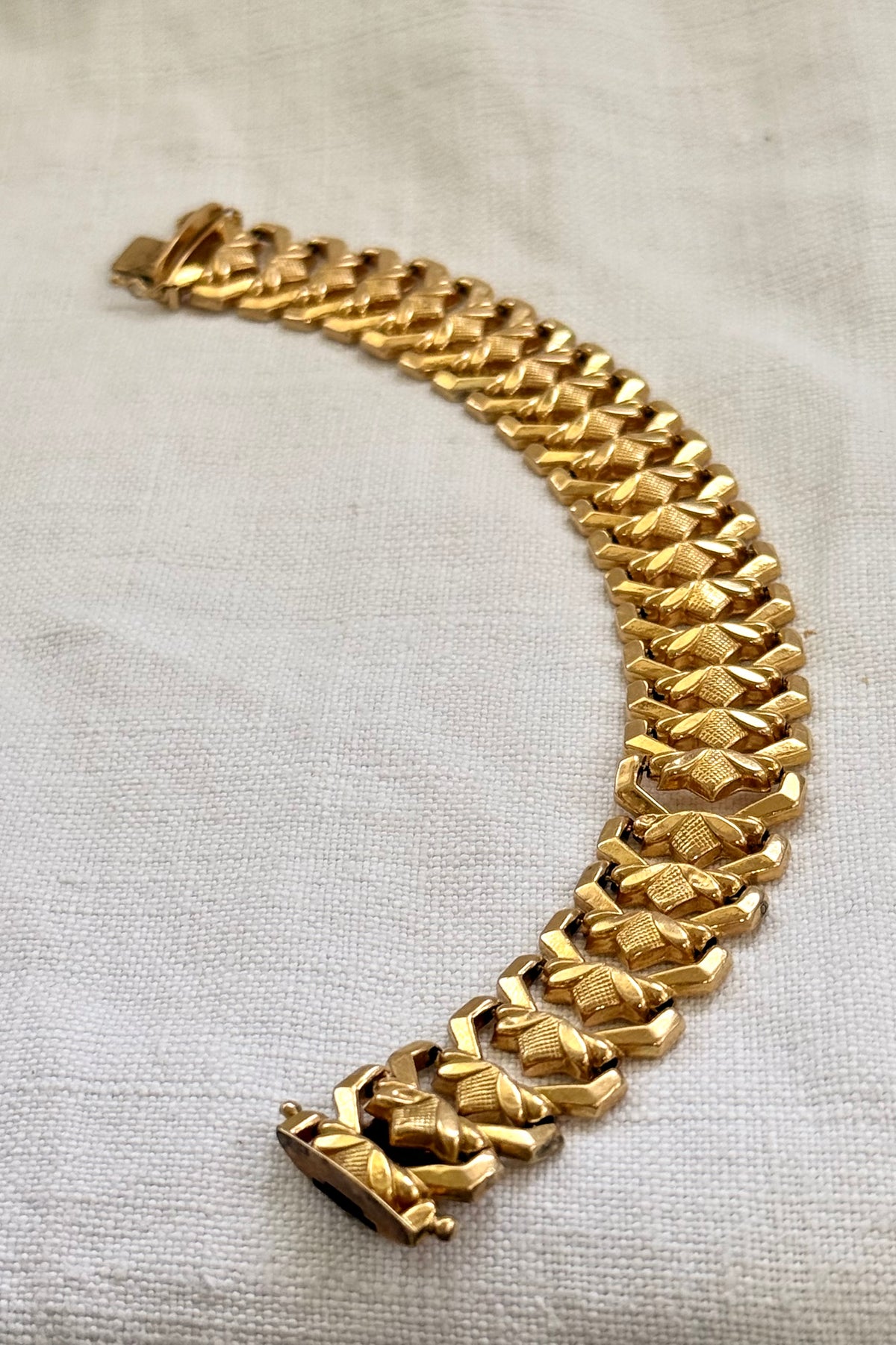 .18ct .750 Polish high carat gold geometric floral form Lotus form segment link luxury gold bracelet