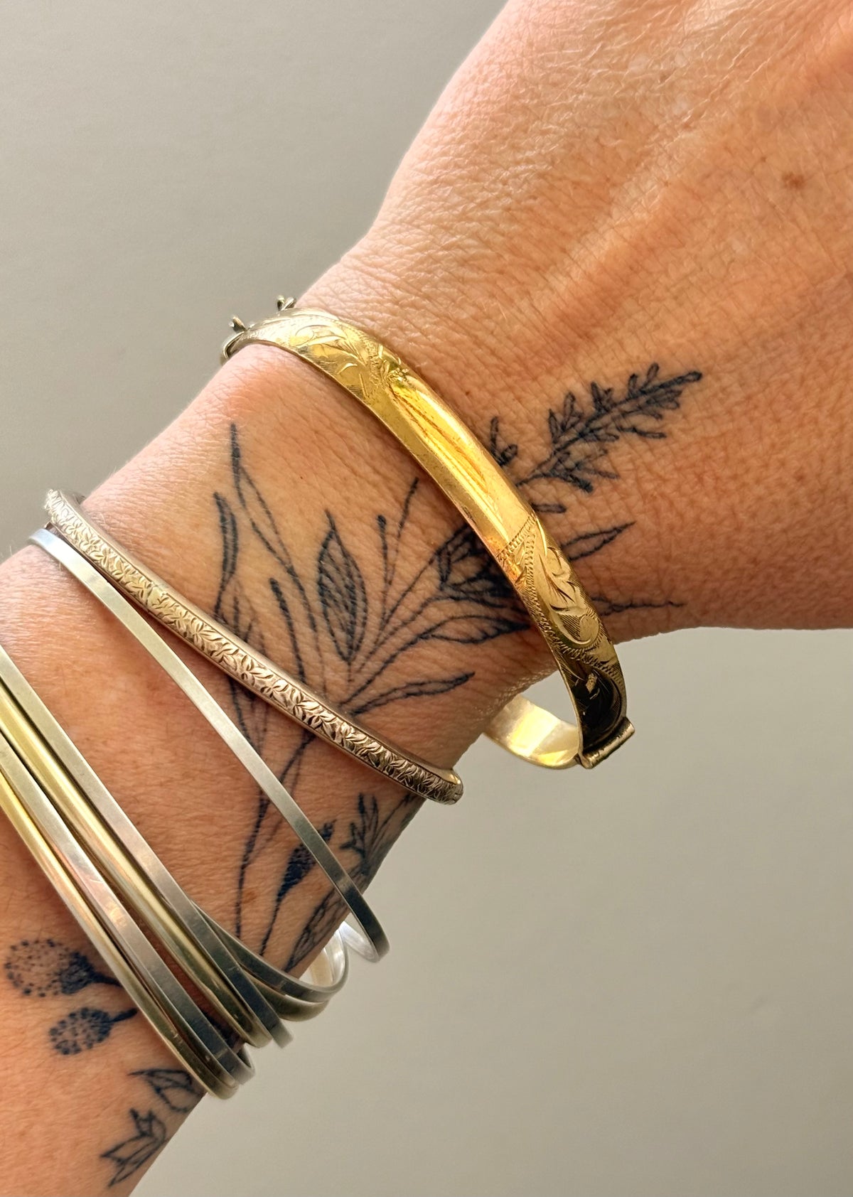 .1970s .1980s .375 .9ct gold classic luxury metal core leaf scroll engraved 9ct gold clasp bangle