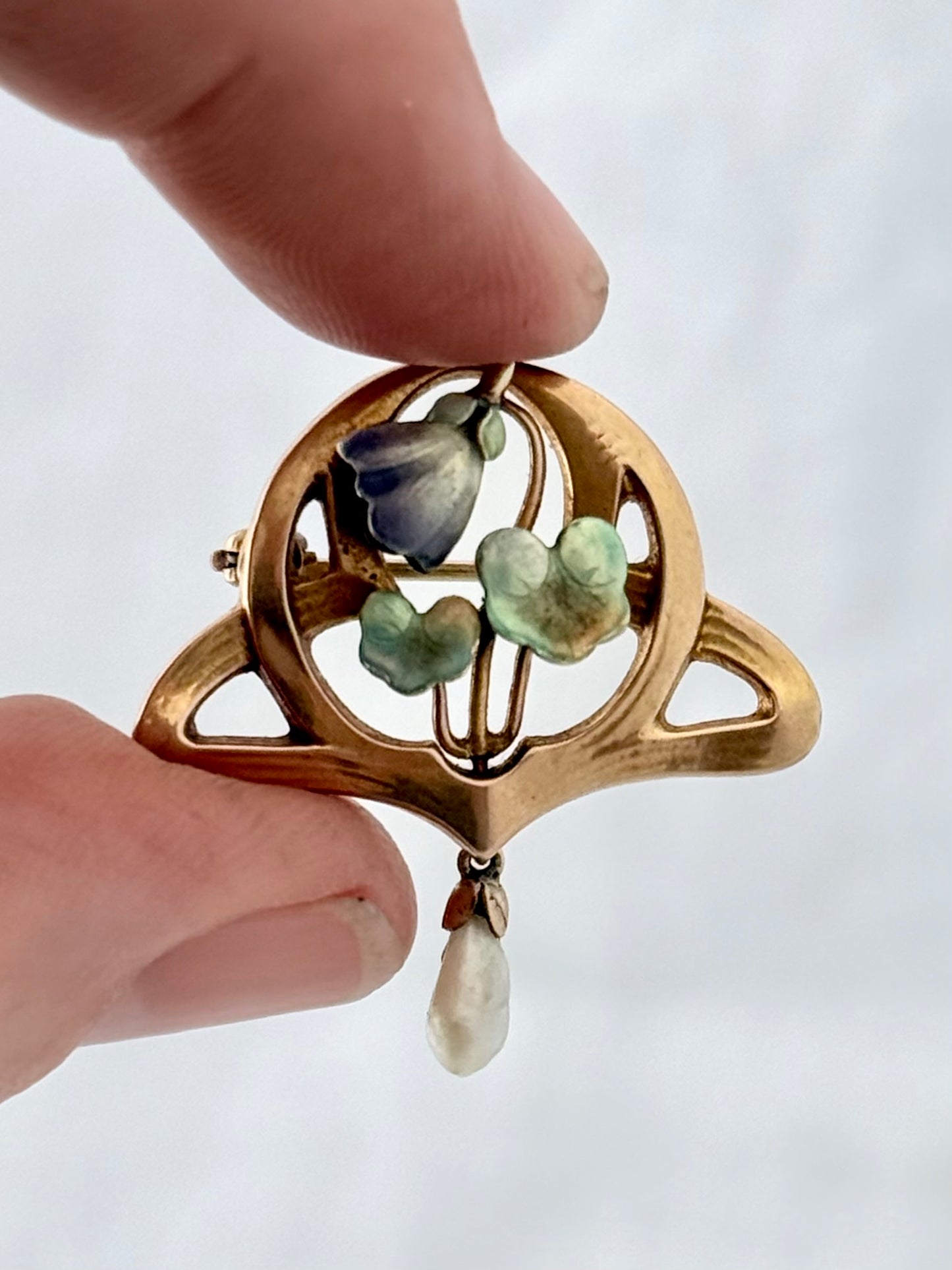 .15ct .1890s .1900s .625 gold Art Nouveau fine art fine gold enamel and pearl water lily lily pad brooch pin