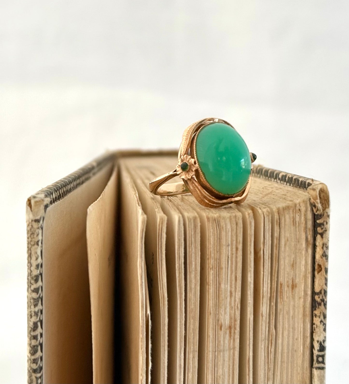.14ct .1900s .1910s .585 gold antique Chrysoprase Peridot Arts & Crafts Aesthetic high carat gold dress ring