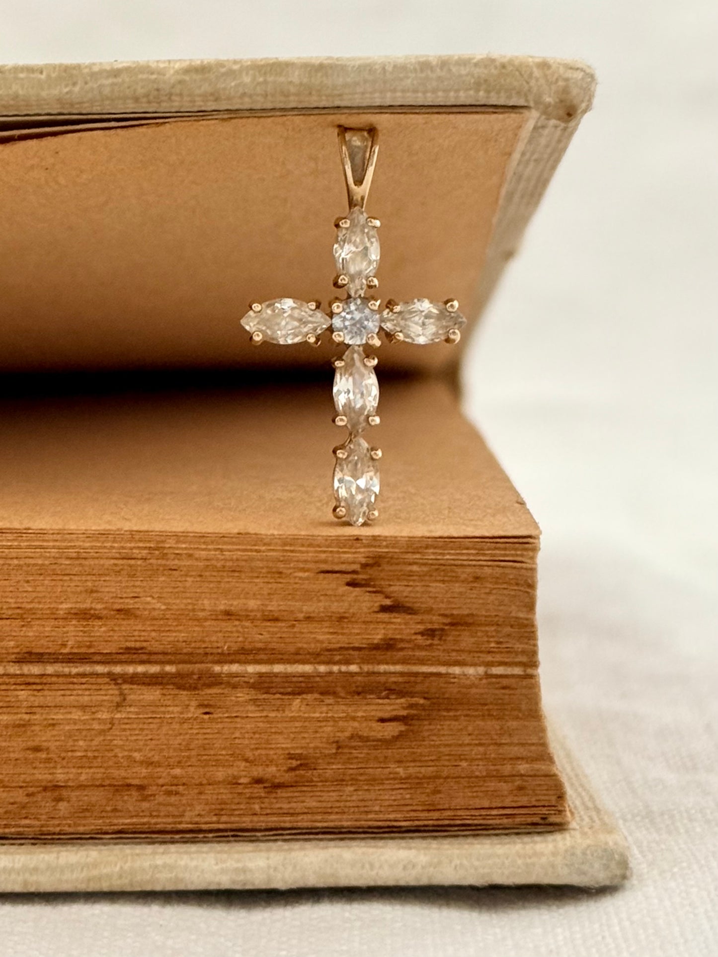 .375. .9ct luxury Cross faith token clear gemstone pendant
