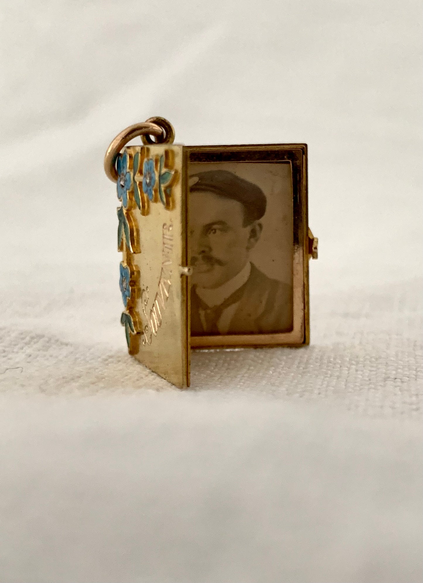 .14ct .585ct 1880s 1900s antique rare solid 14ct gold Diamond and enamel rare Forget me Not flowers French Souvenir Diamond book photo locket sentiment booklet pendant