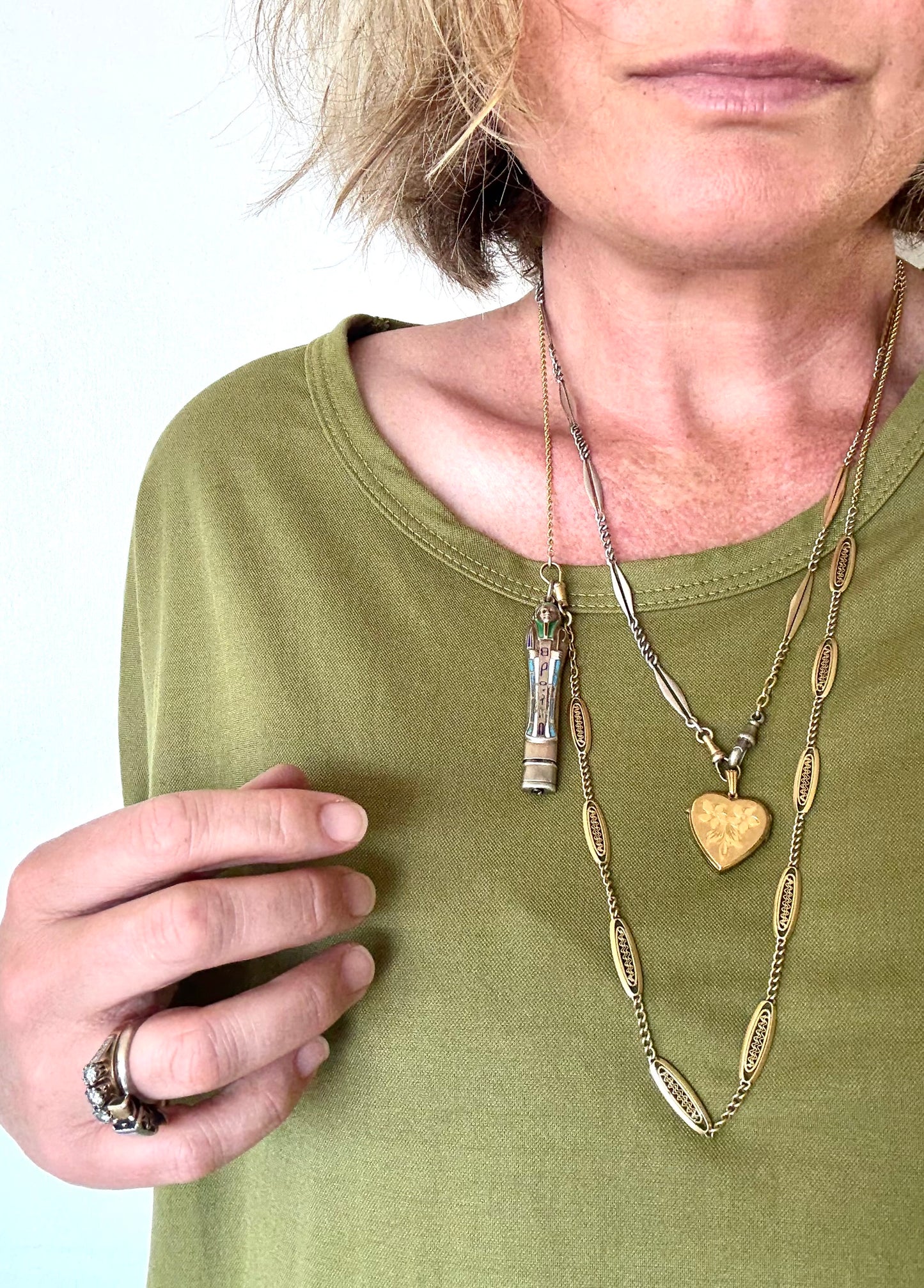 .1940s .1950s .9ct gold heart locket Romantic floral engraved front and back gold marked sentimental love token locket pendant