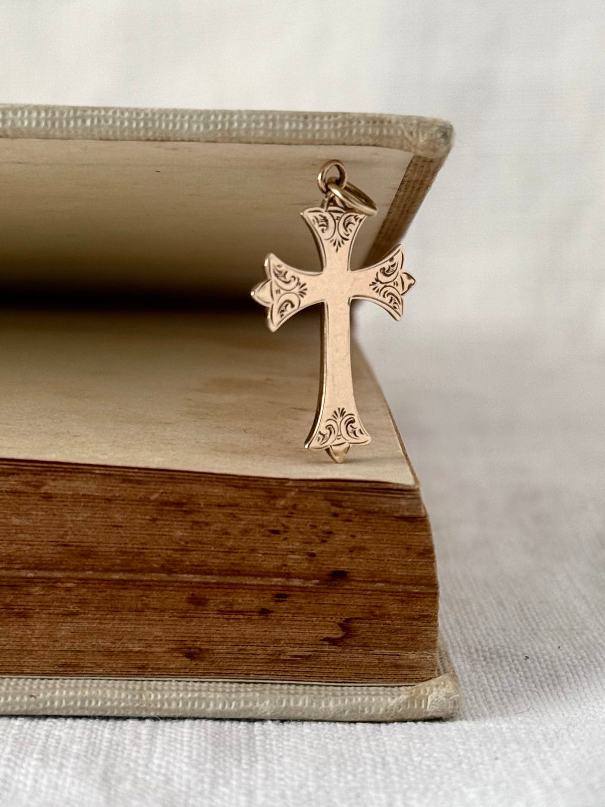 .1900s .1950s .375 .9ct antique Edwardian style gold religious faith cross gold pendant