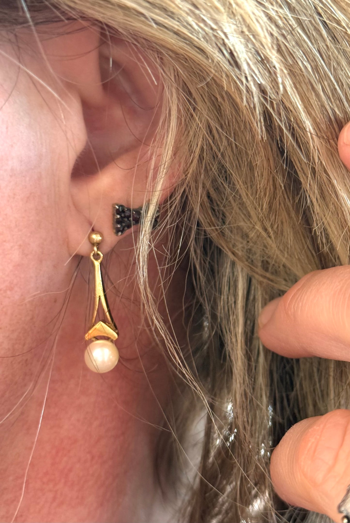 .1950s .375 .9ct architectural elegant gold and pearl drop dangle post stud push in earrings