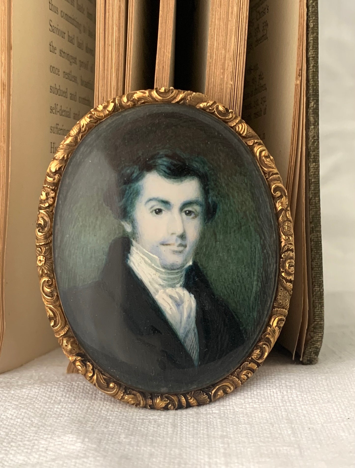 .1835 .18ct gold Georgian 17 June 1835 solid gold exceptional Georgian miniature English Gentleman hand painted Portrait Mourning wall art brooch and Pendant