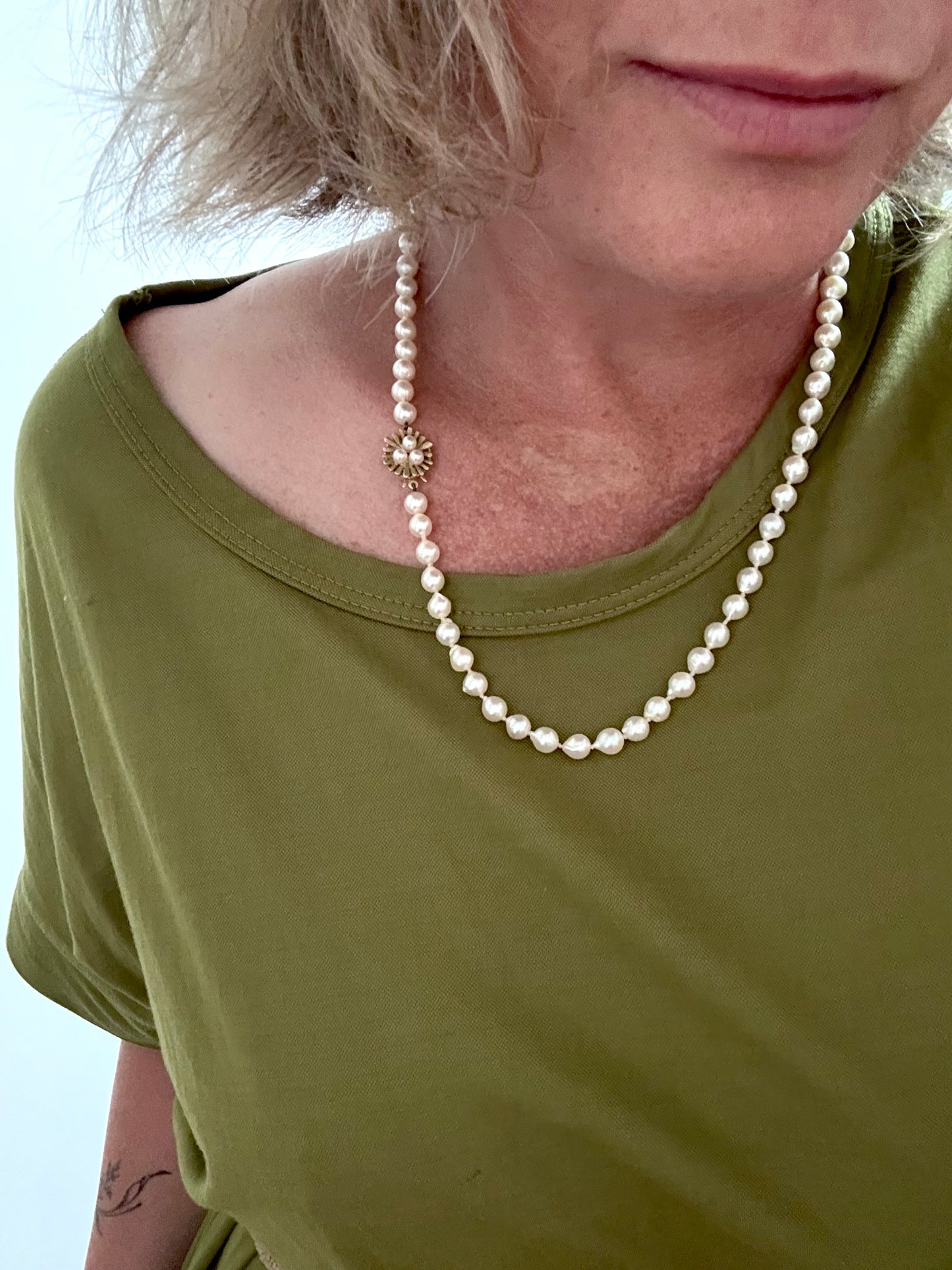 .1950s .375 .9ct heirloom gold clasp and luscious pearlescent pearl string necklace