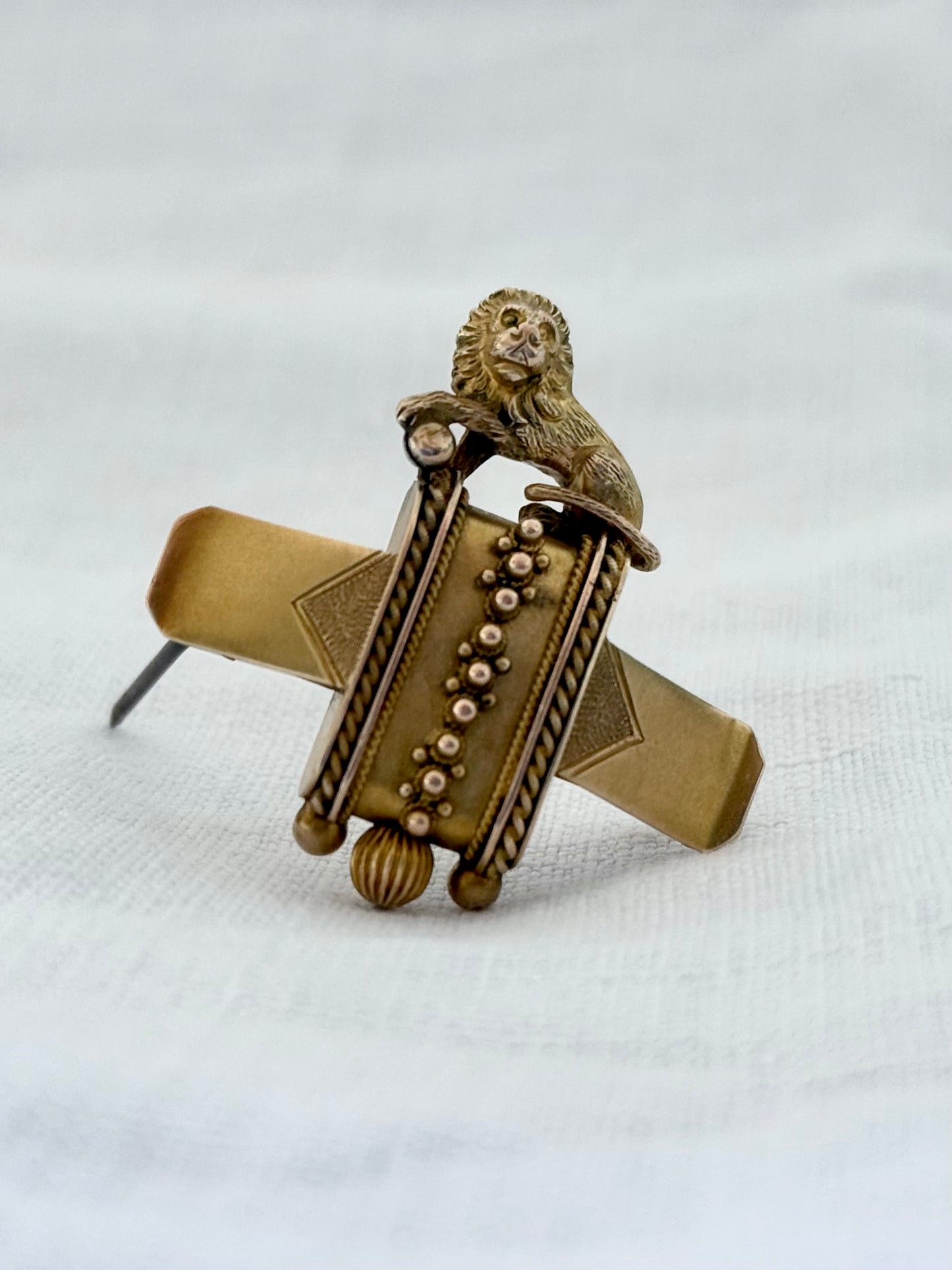.18ct .1860s .750 standard gold Antique rare Etruscan Revival Brooch in 18ct Yellow Gold – Lion Motif with Granulation