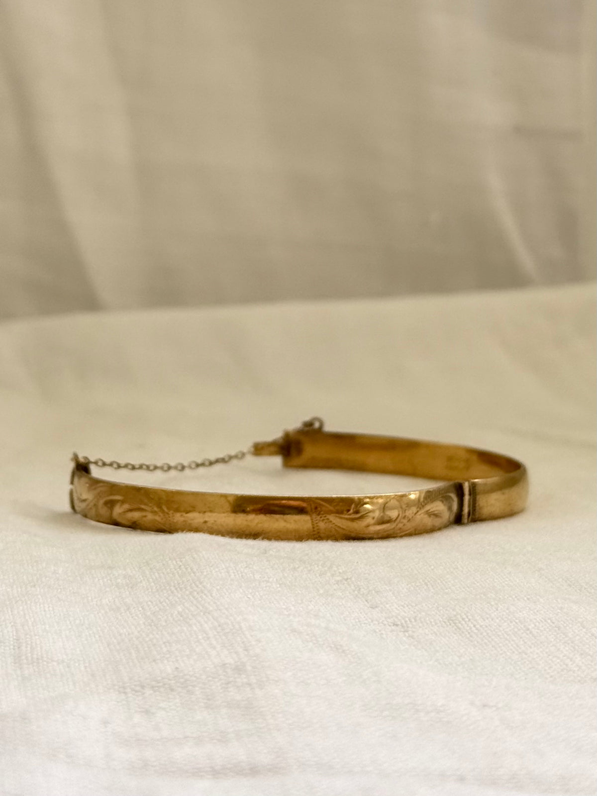 .1970s .1980s .375 .9ct gold classic luxury metal core leaf scroll engraved 9ct gold clasp bangle