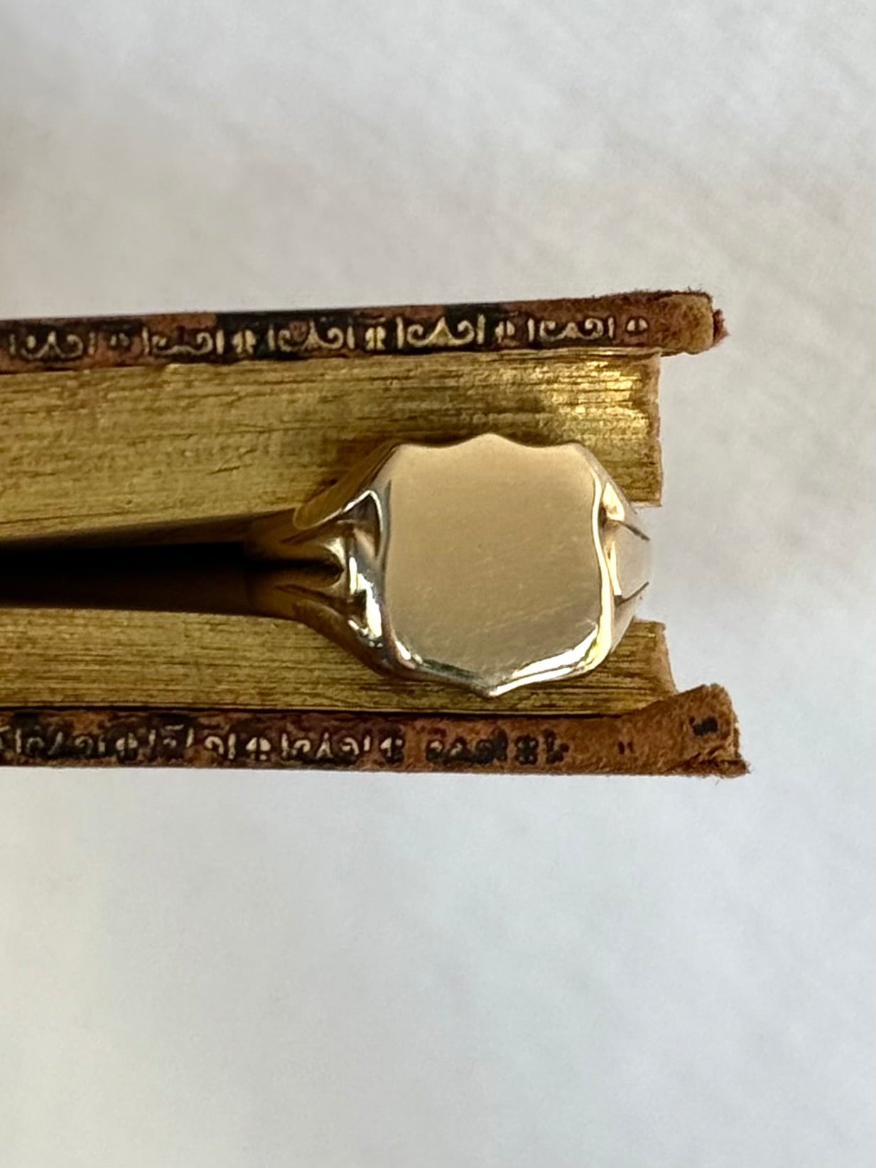 .1970 .375 .9ct solid yellow gold South African Signet Seal Crest Gold Shield ring