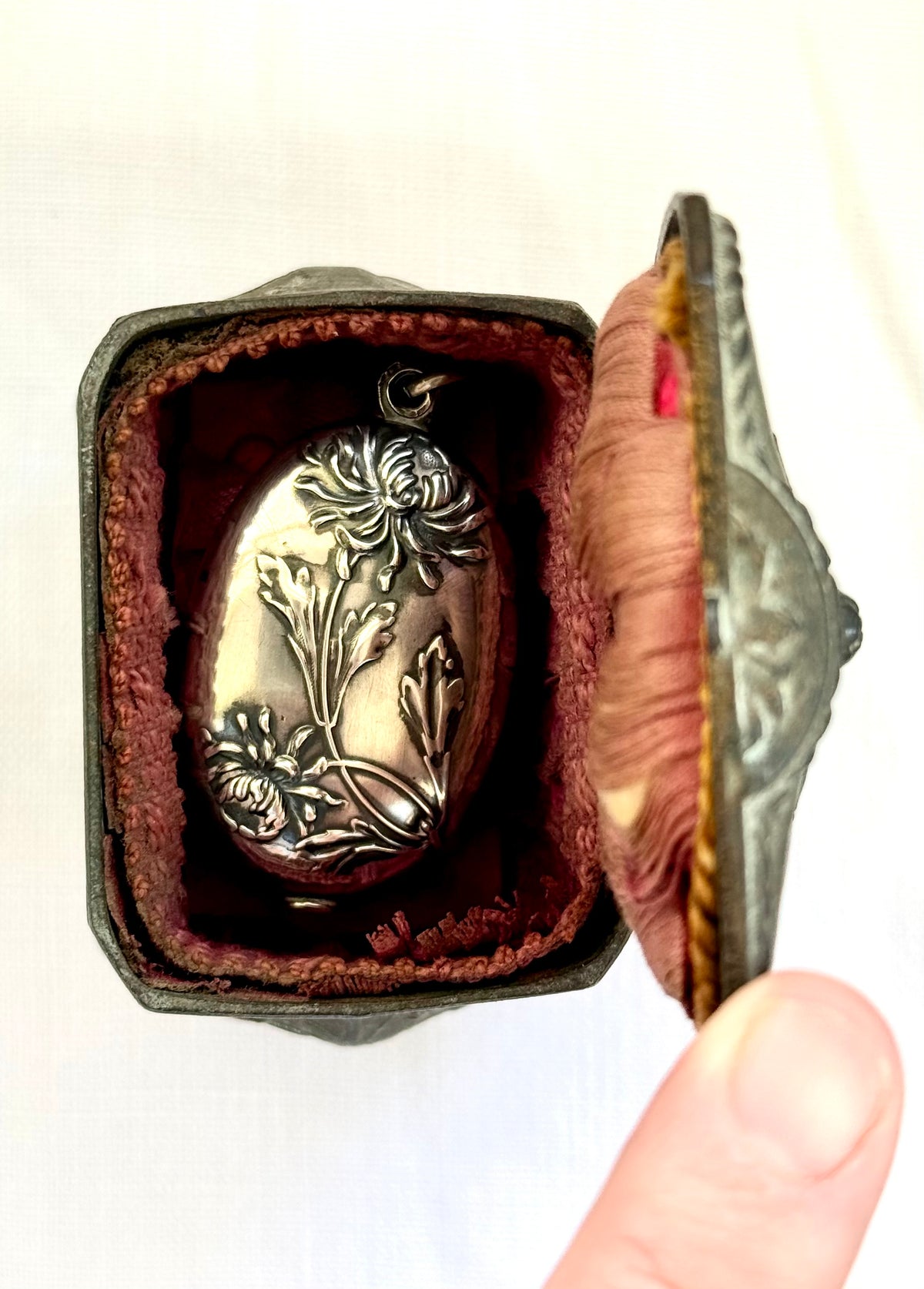 .1890 .1900 Art Nouveau .800 German Jugendstil magnificent Chrysanthemum flower mirror locket pendant