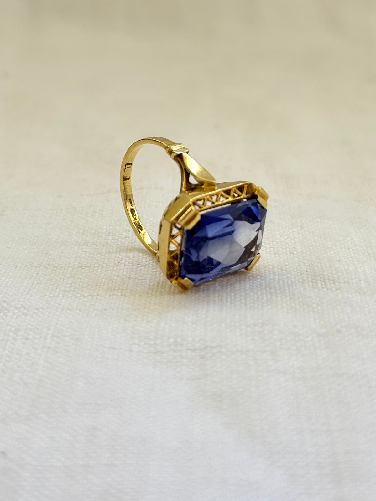 .18ct .1920s .1930s luxurious .750ct sapphire blue Corundum gemstone high carat gold large cocktail dress ring