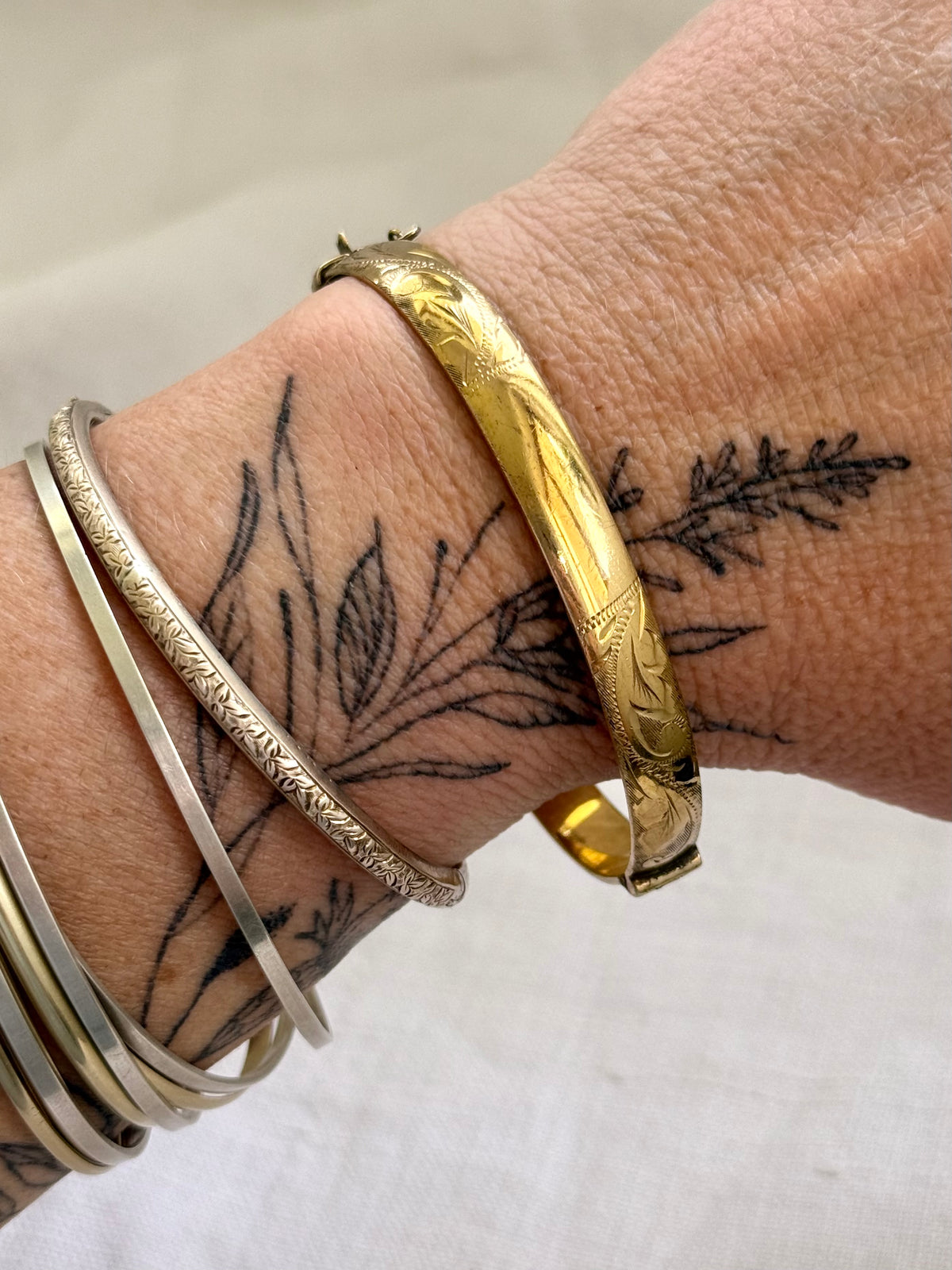 .1970s .1980s .375 .9ct gold classic luxury metal core leaf scroll engraved 9ct gold clasp bangle