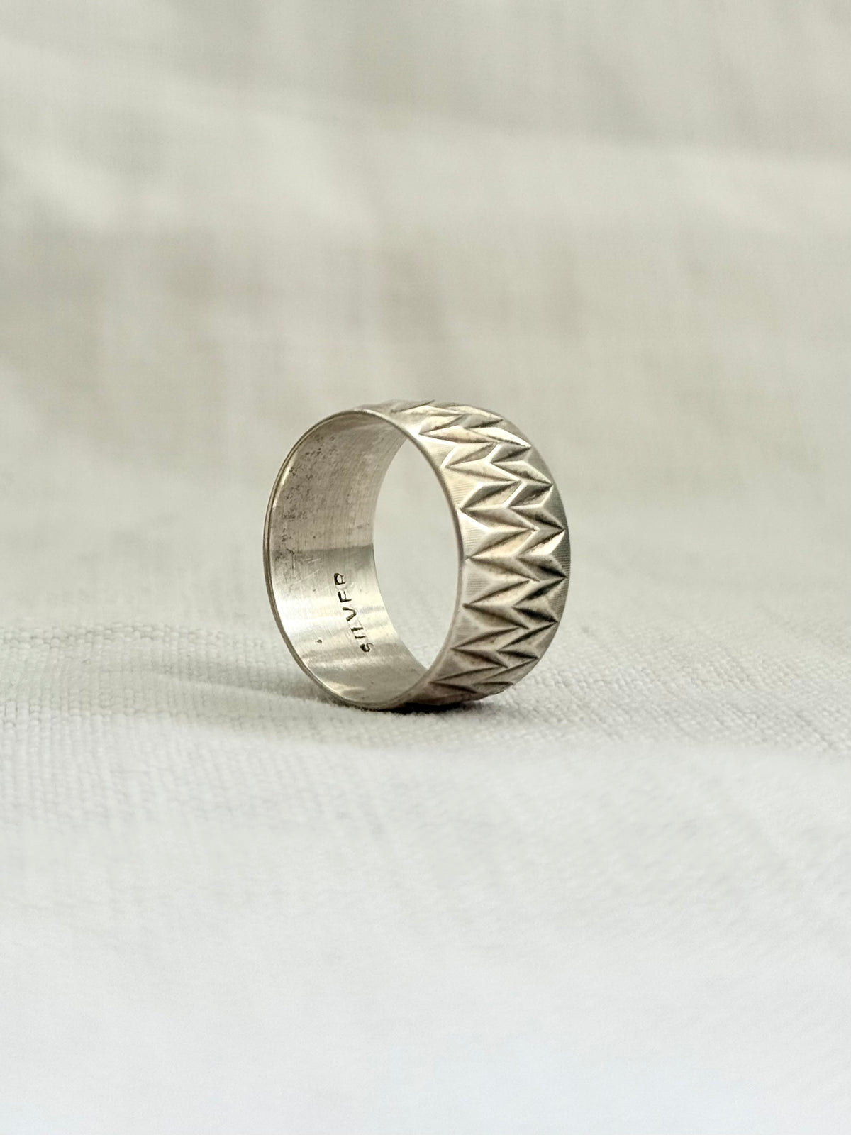.1970s .925 Edwardian revival zigzag wide decorative engraved geometric etched sterling silver Cigar Band Ring