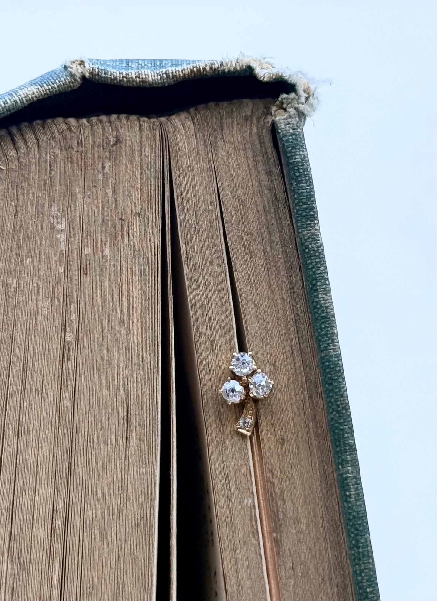 .14ct .1900s .1910s .3 leaf clover .4 diamond antique treasured hope faith love gold lapel stick pin