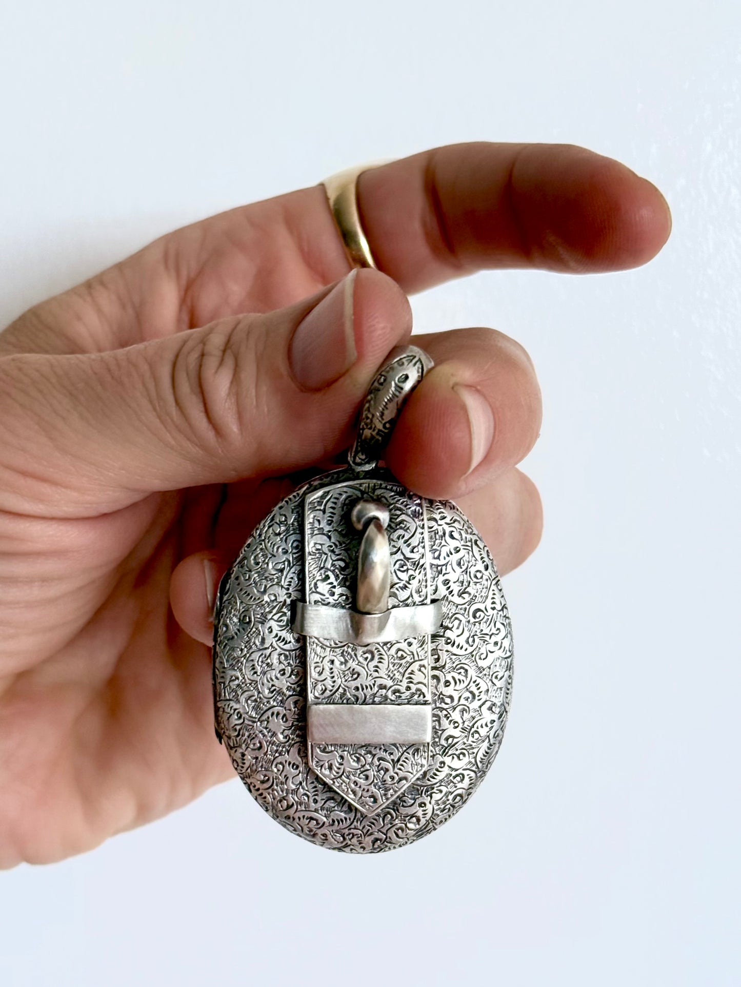 .1880s .925 antique Victorian sweetheart oversized sterling silver buckle locket