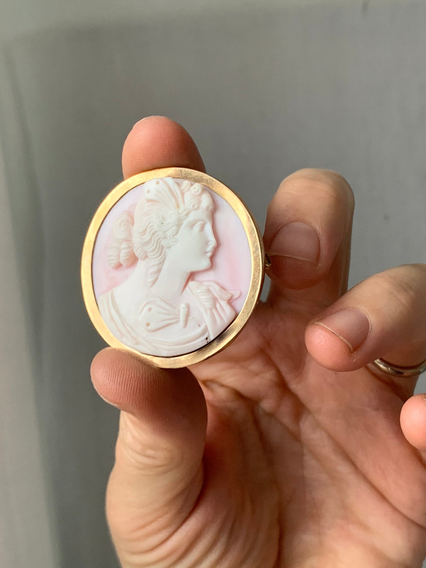 .1800s .375 .9ct antique early Victorian rose gold pink Queen Conch shell Greek Goddess large round cameo brooch