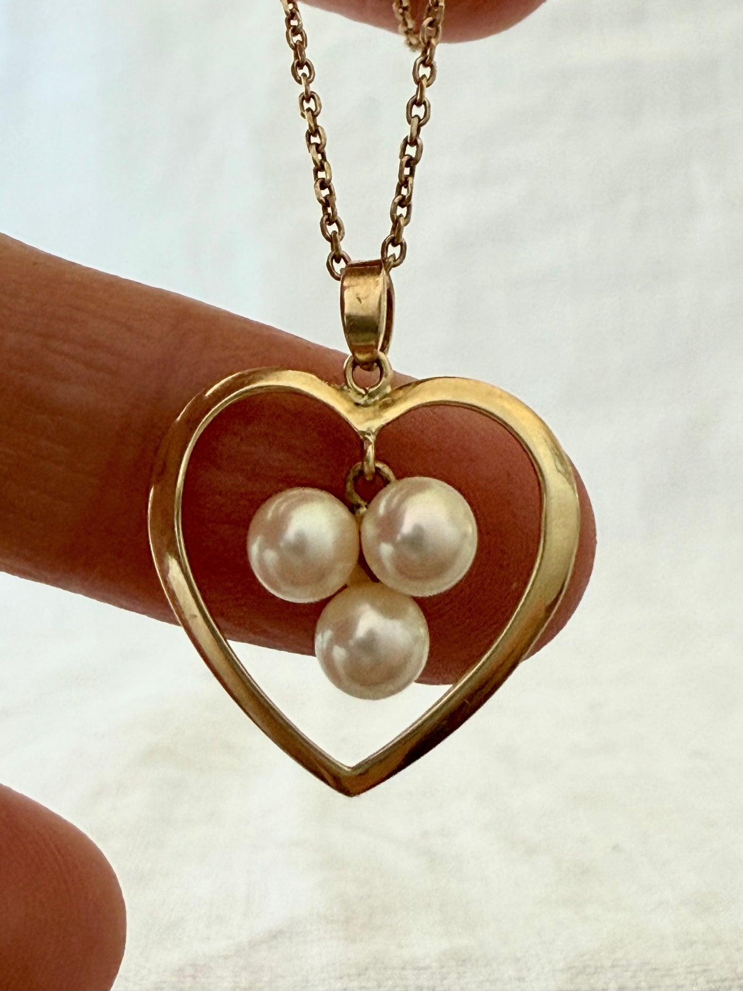 .14ct .585 gold MIKIMOTO designer marine cultured pearl collectors Mikimoto 14k gold and 3 Akoya white pearls heart pendant and chain necklace