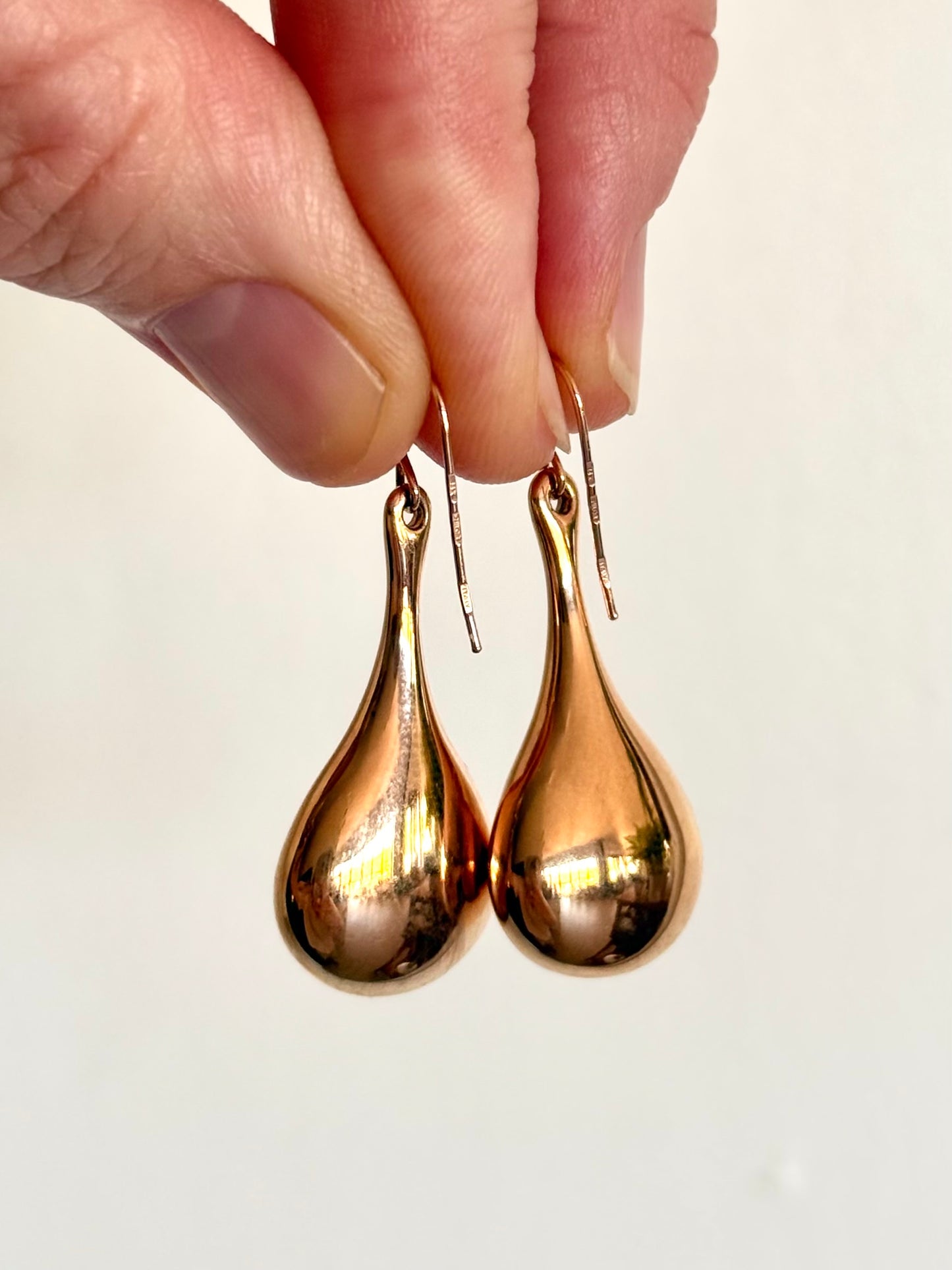 .14ct .1990s .585 architectural form designer Italian Milor modern 14k high carat rose gold teardrop dangle shaped oversized Milor designer rose gold drop earrings