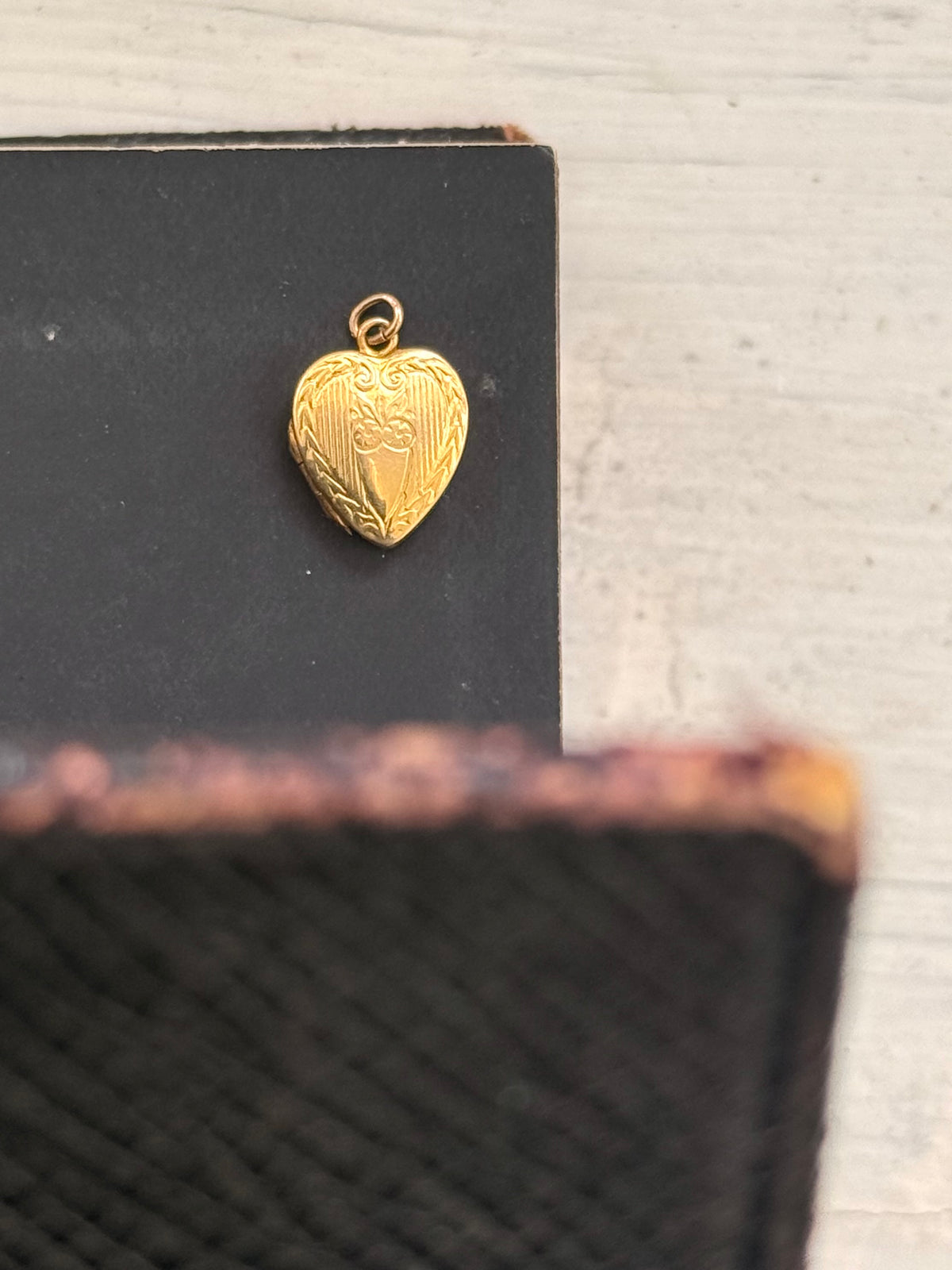 .10ct .1950s miniature gold romantic heart locket pendant