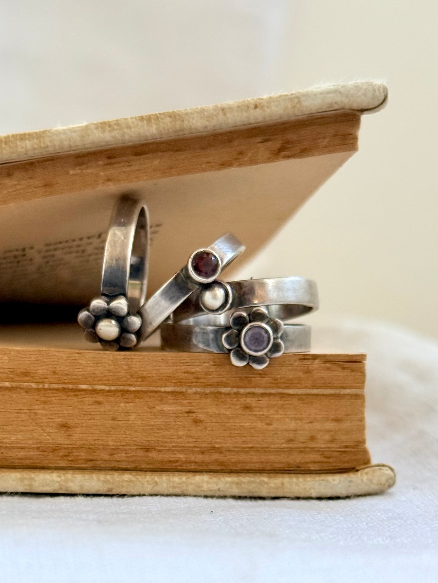 .4 ring .925 silver artisan made fancy daisy flower and seedpod silver and gemstone multiple band ring