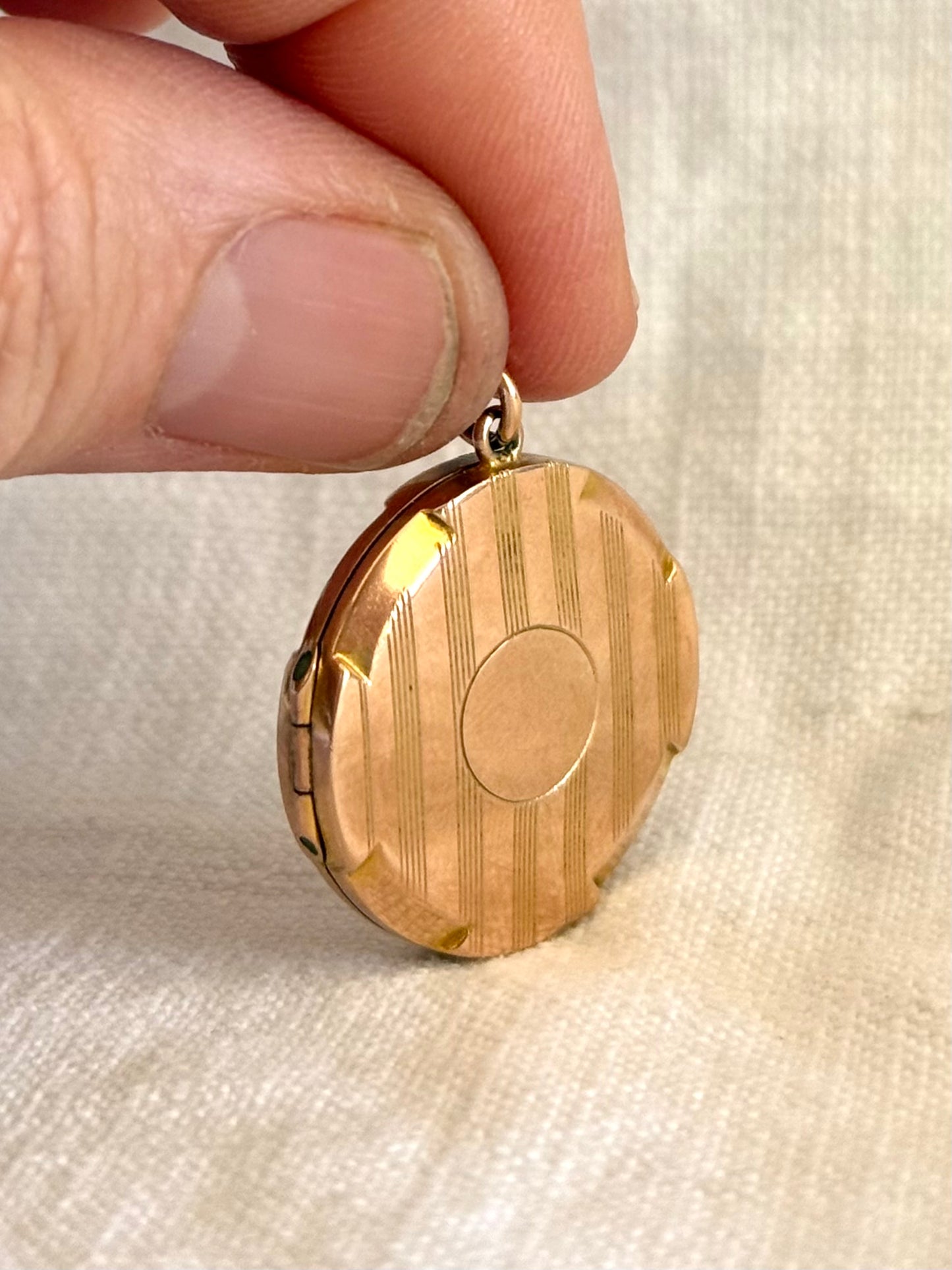 .1915 .375 .9ct antique rose gold Edwardian round pin stripe memory keepsake rose gold photo locket