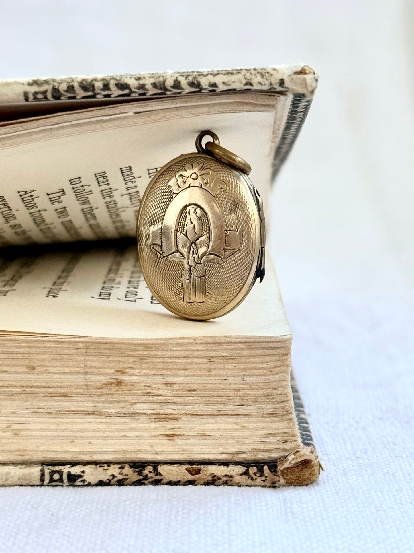 1900s .375 antique gold oval front and back Edwardian sweetheart floral engraved gold photo locket keepsake treasure