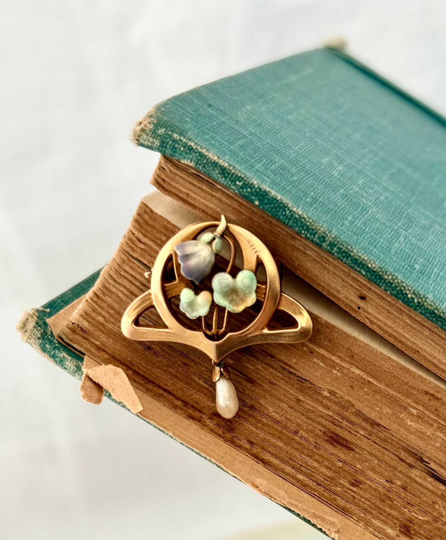 .15ct .1890s .1900s .625 gold Art Nouveau fine art fine gold enamel and pearl water lily lily pad brooch pin