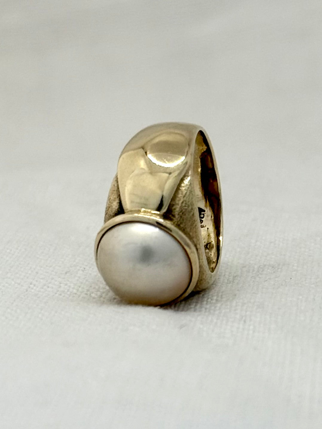 .1980s .375 .9ct gold luminous luxurious and classic Mabe pearl gold architectural dress ring