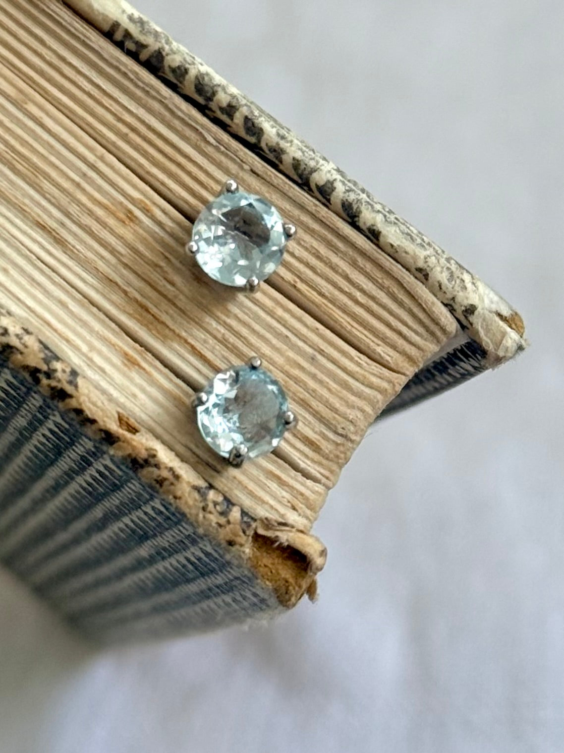 .4 claw .6mm blue Topaz .925 sterling silver stud earrings