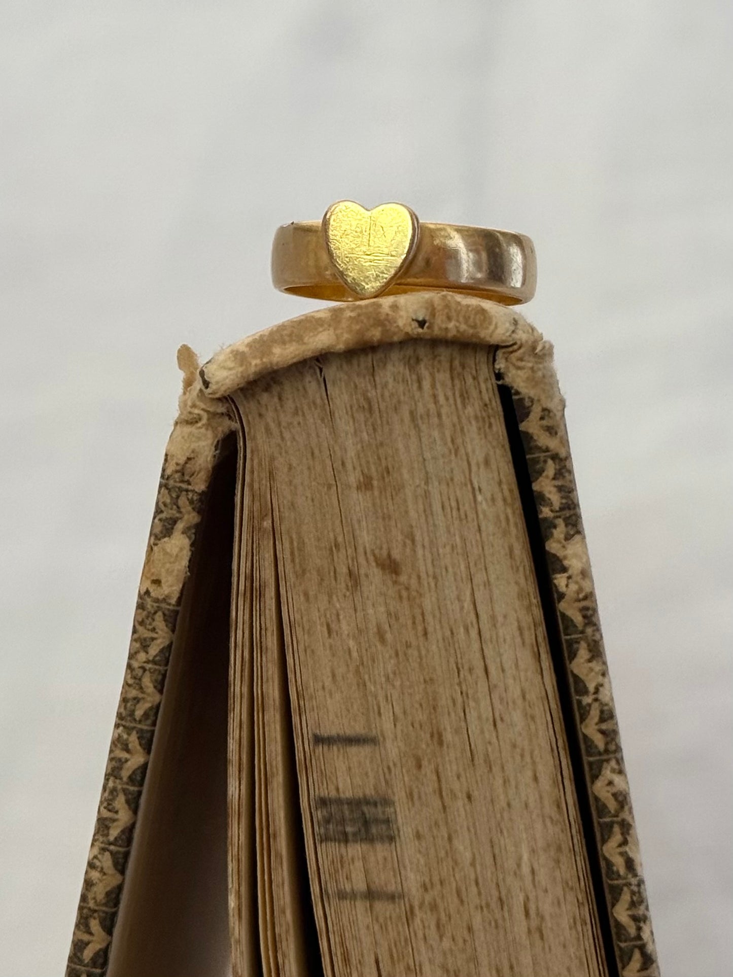 .18ct .1880s .1892 antique French .750 high carat yellow gold Bapst & Falize designer made heart love token band ring
