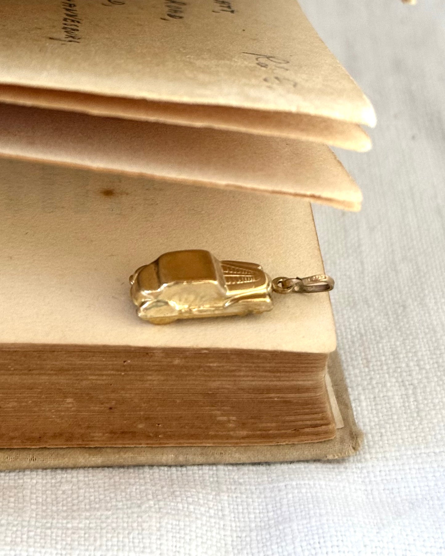 .375 .9ct gold vintage car charm pendant