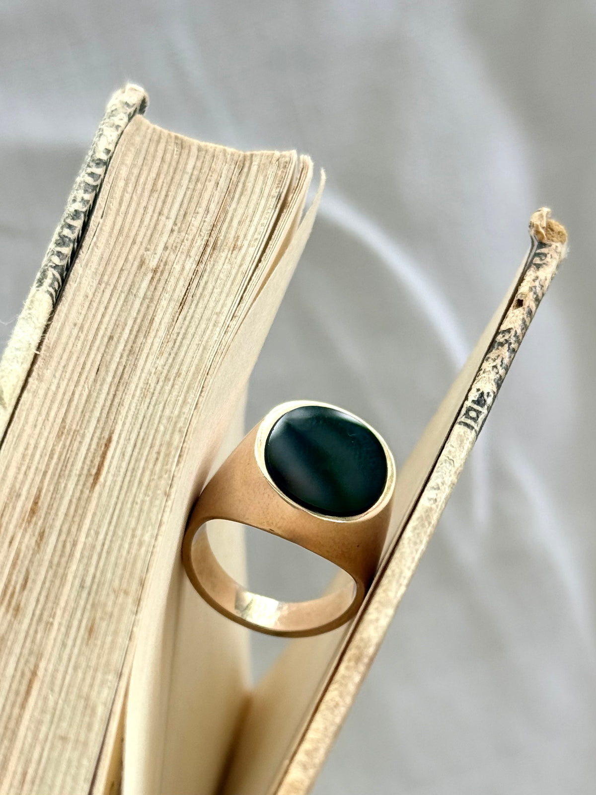 .1960s .375 .9ct black onyx large solid gold modernist oval signet seal gold heirloom unisex gold gemstone ring