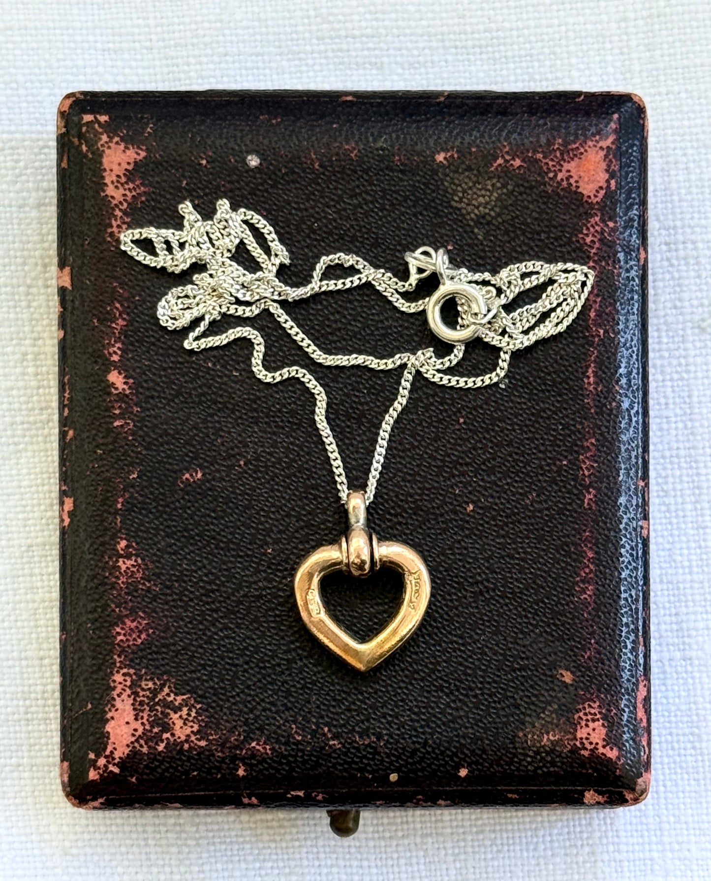 .1900s .375 .9ct solid gold heart pendant on sterling silver chain necklace