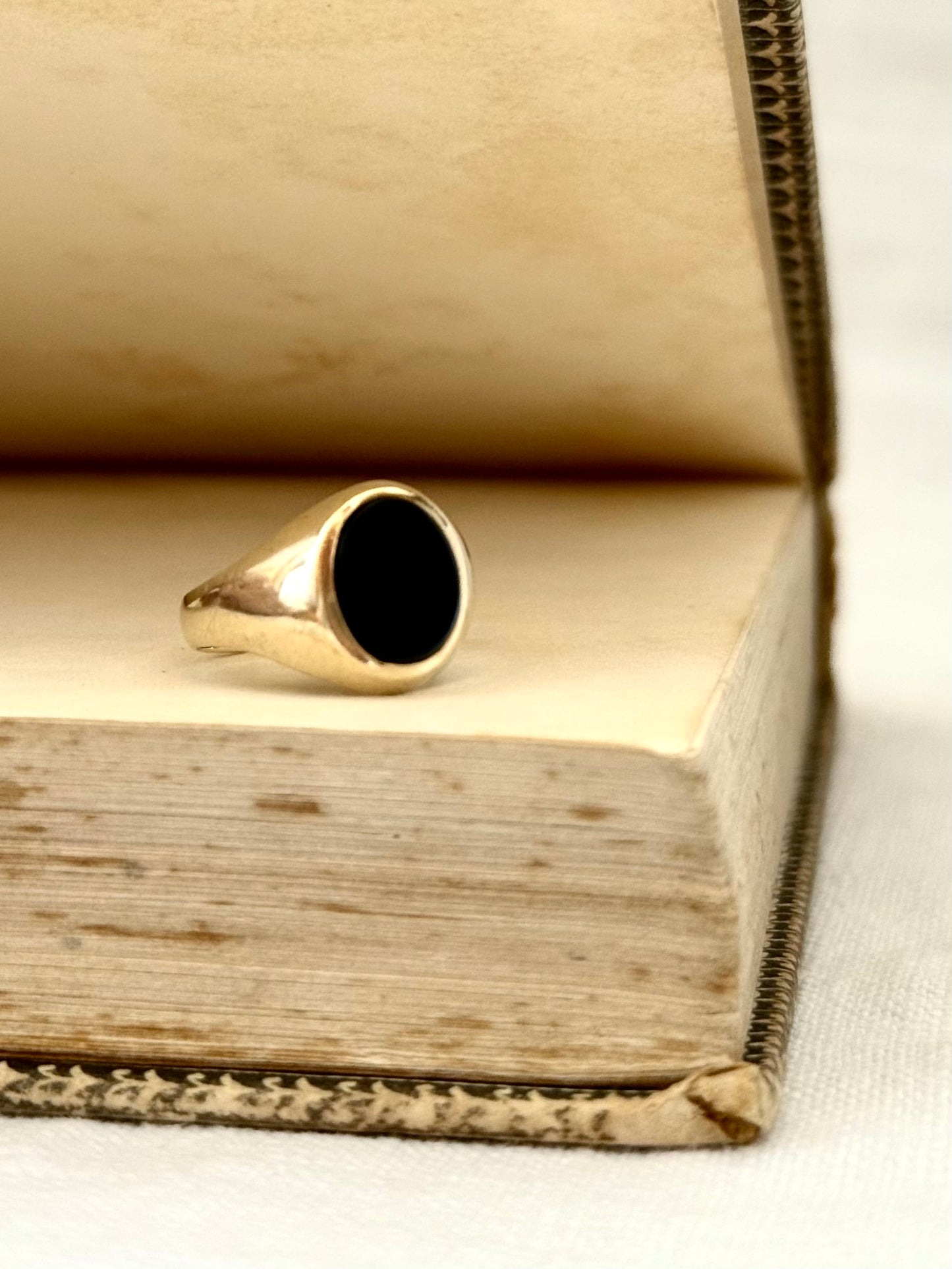 .1979 .375 .9ct black onyx gemstone modernist hallmarked 9ct gold oval signet seal unisex pinky ring