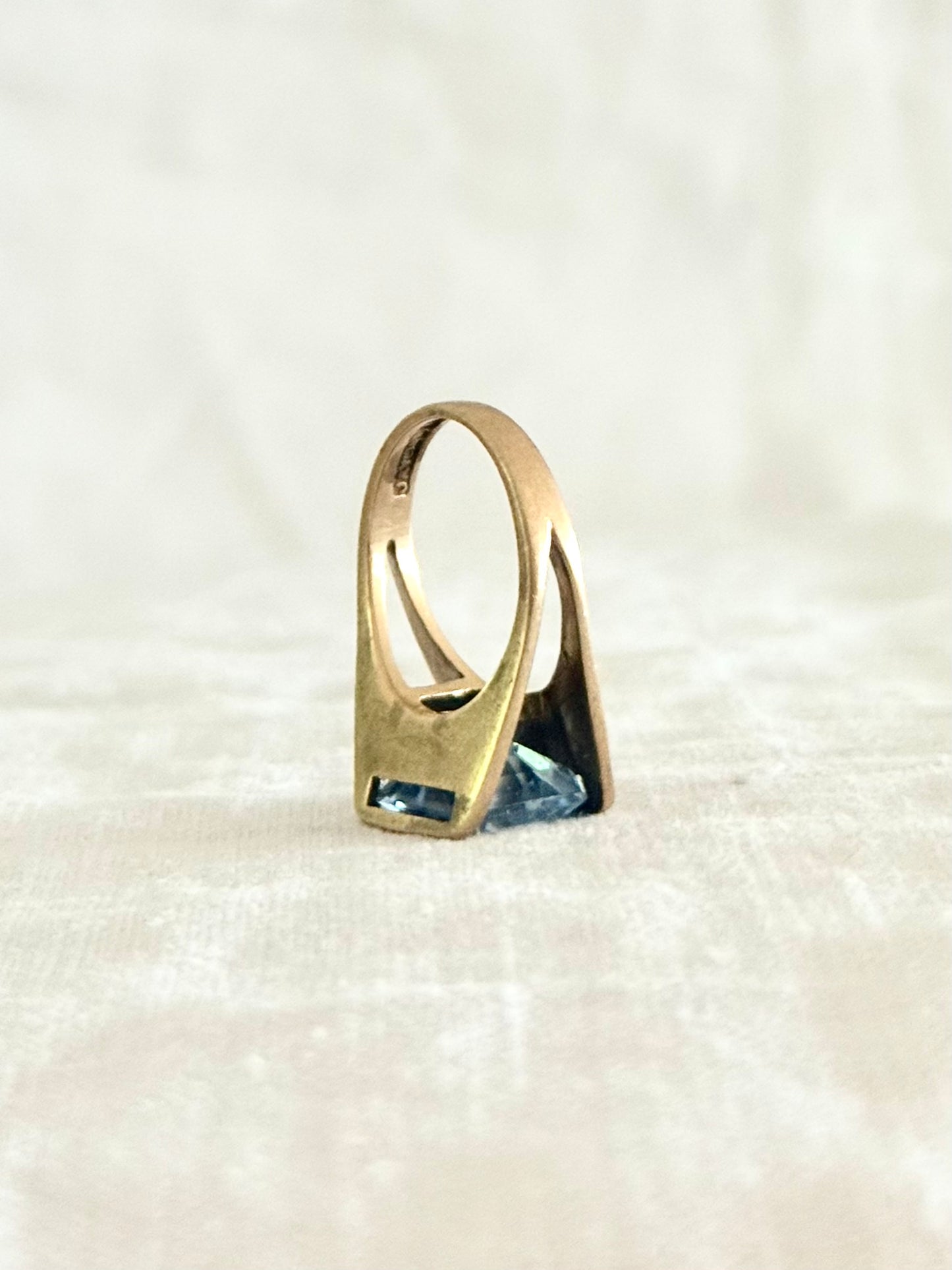 .1960s .1970s .375 .9ct gold blue stone cocktail modernist dress ring