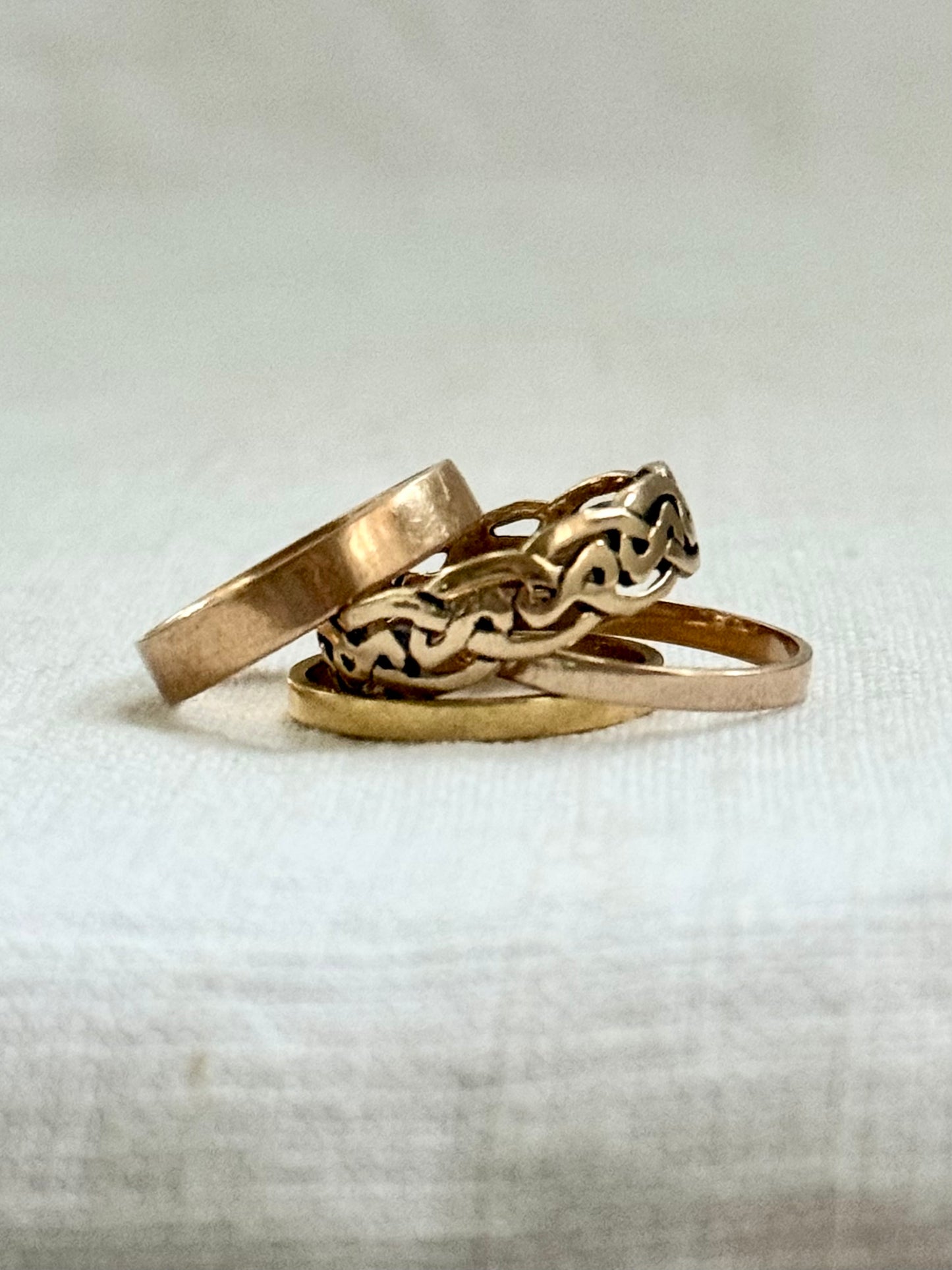 .1940s .1960s .375 .9ct buttery yellow gold ring band