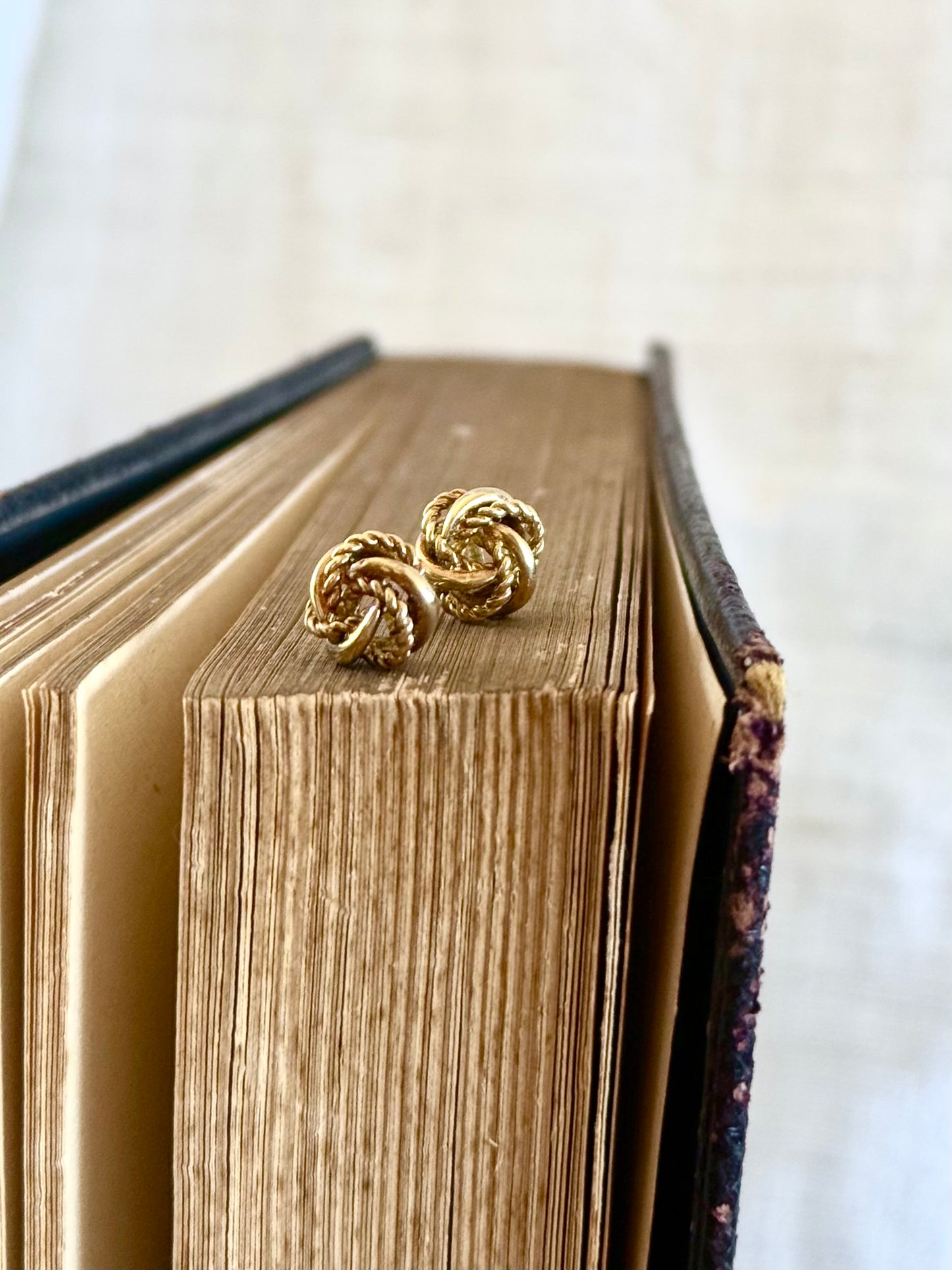 .375 .9ct gold lover’s knot textured gold post stud earrings