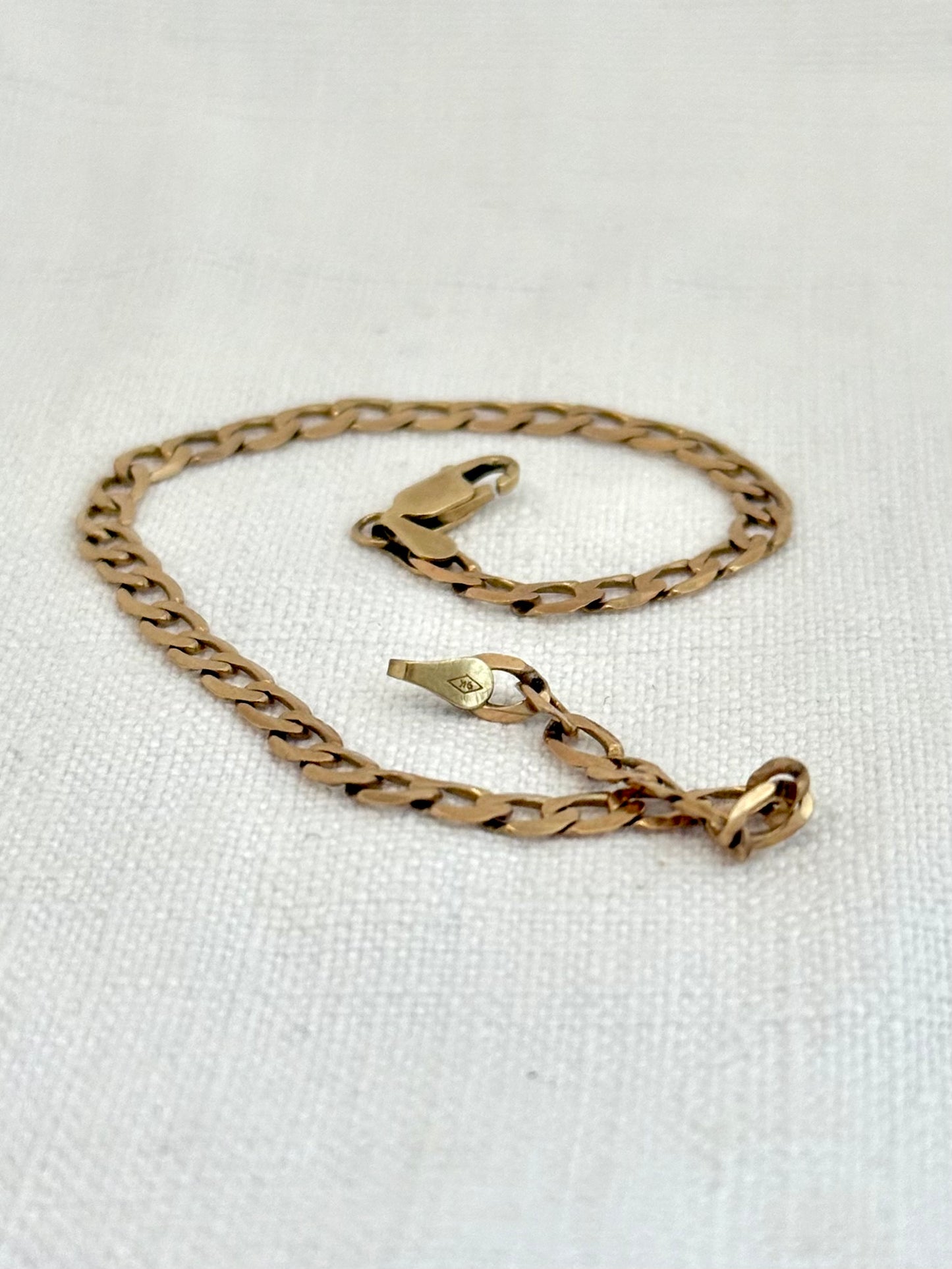 .1990s .375 9ct gold buttery coloured classic rich luxury gold modernist flat curb chain bracelet