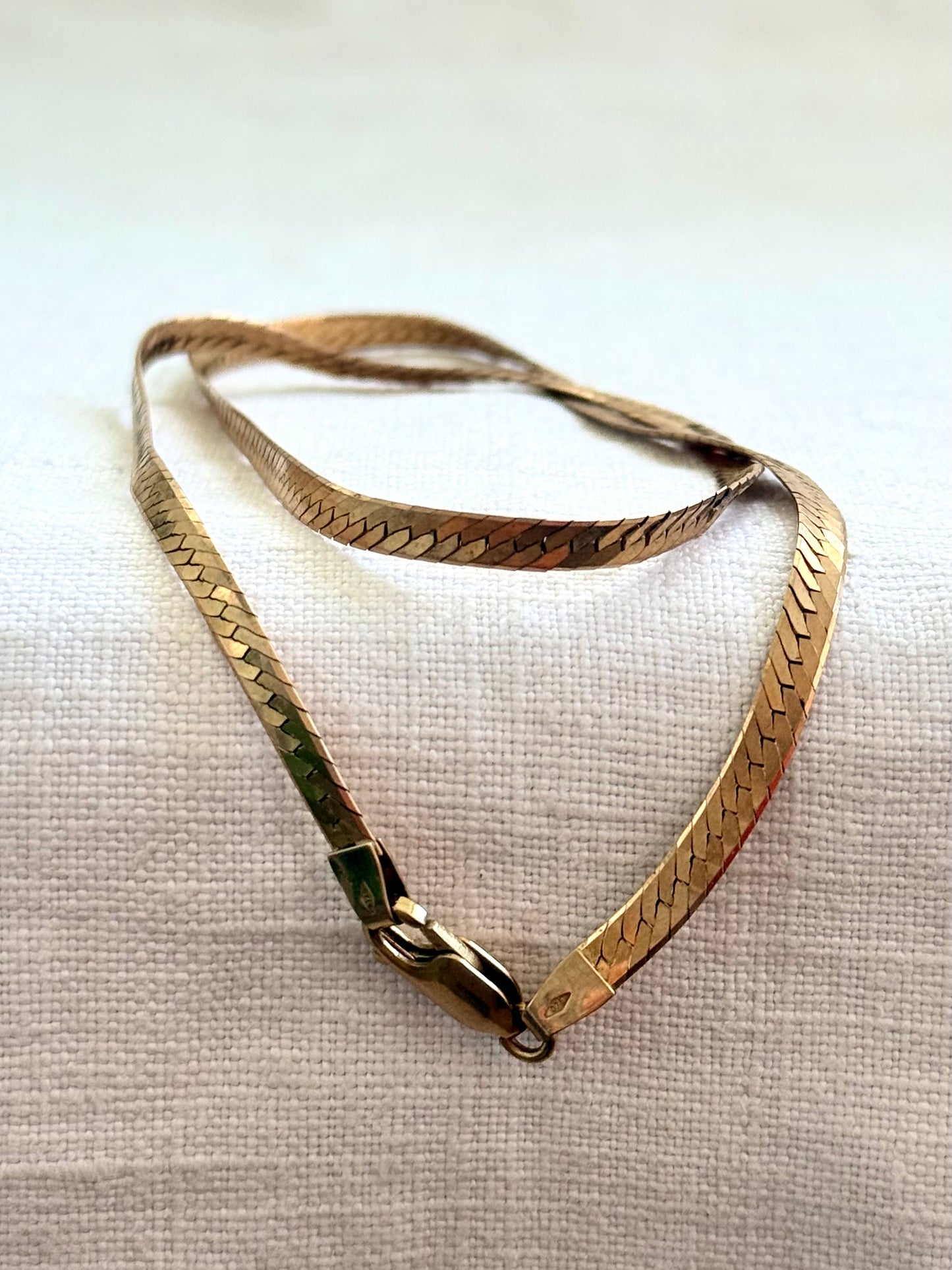.1970s .1980s .375 .4mm wide .47cm long .9ct gold modernist Italian flat link luxury classic snake chain yellow gold chain necklace