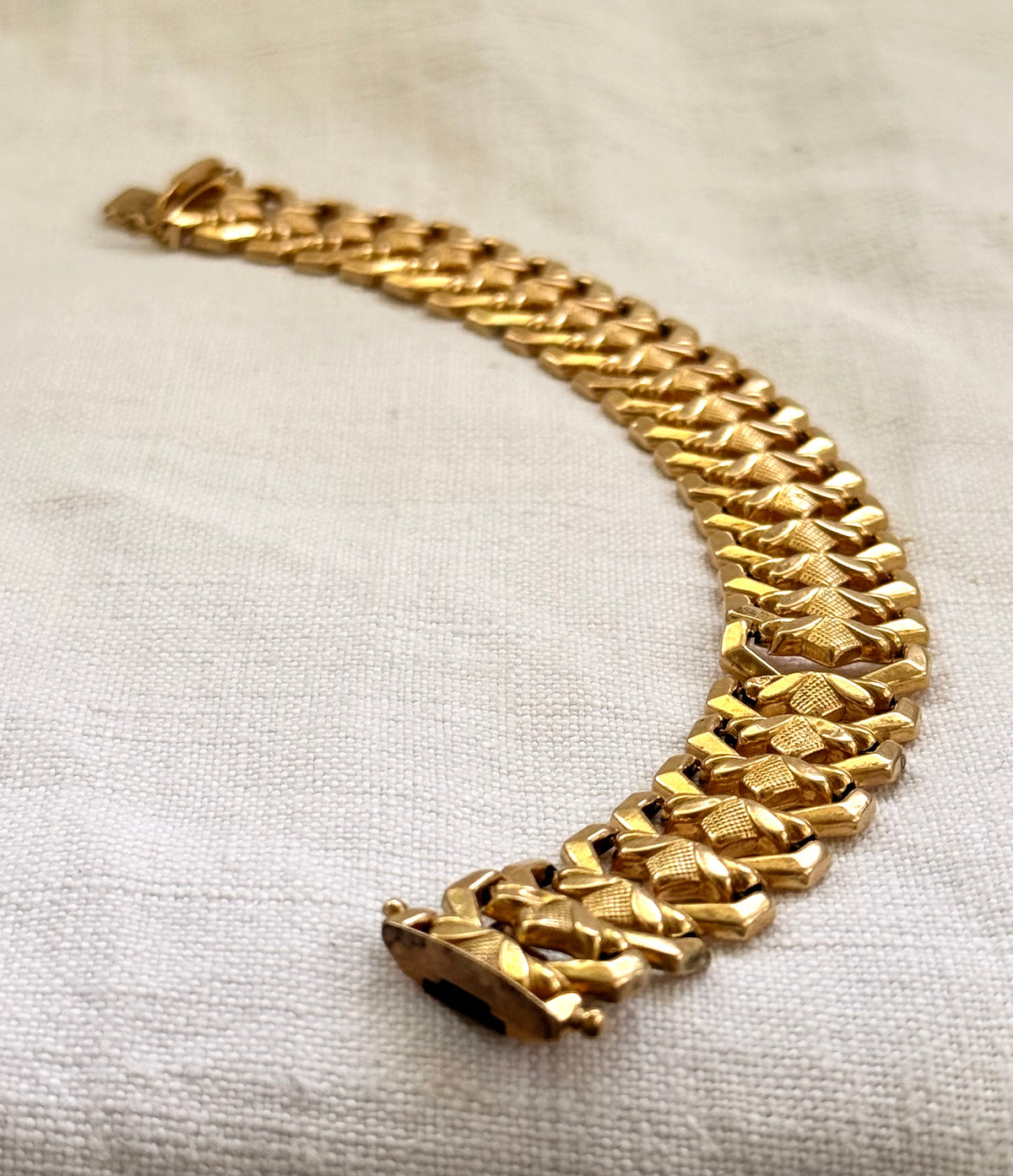 .18ct .750 Polish high carat gold geometric floral form Lotus form segment link luxury gold bracelet